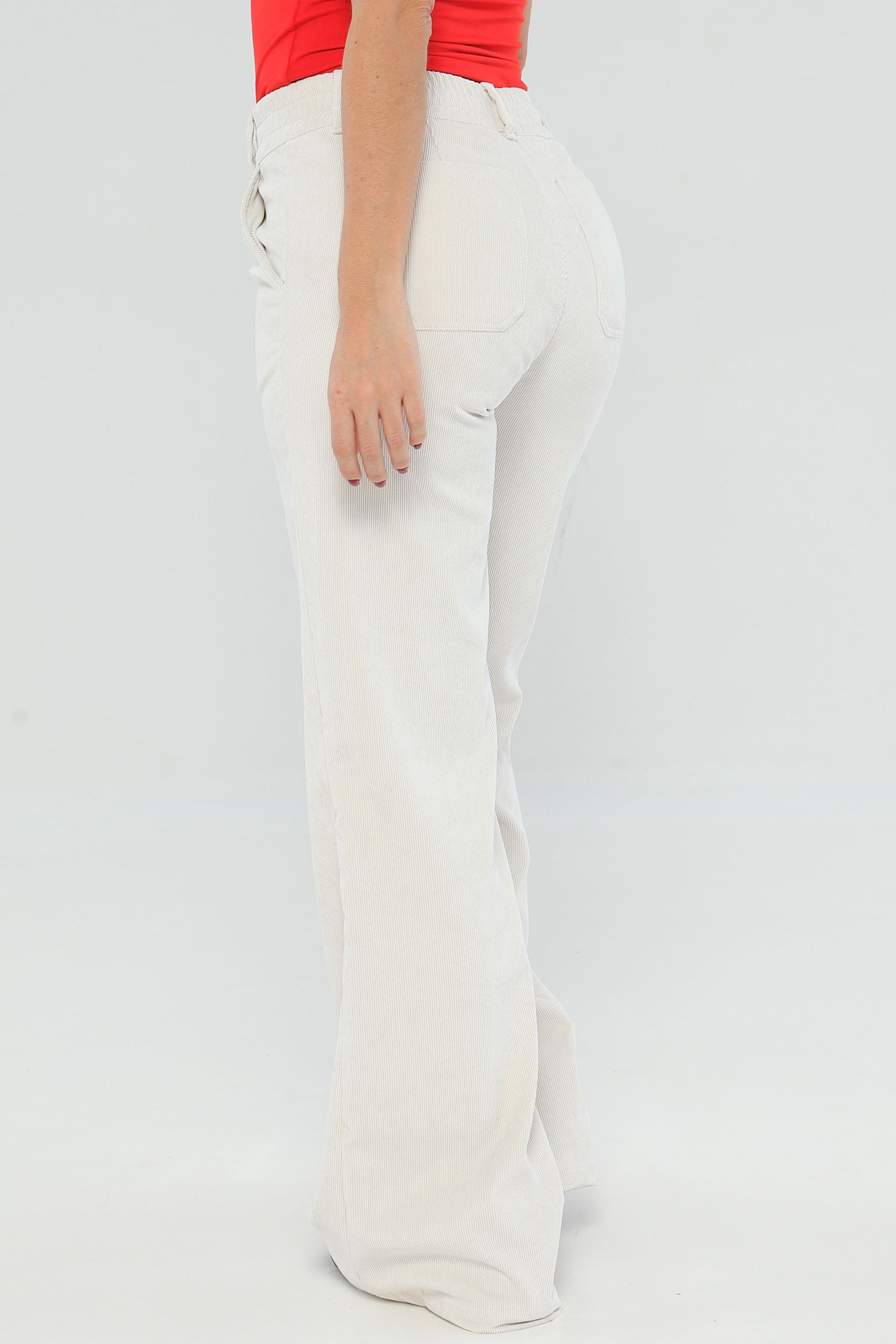 Pantalón tiro alto, en tela corduroy