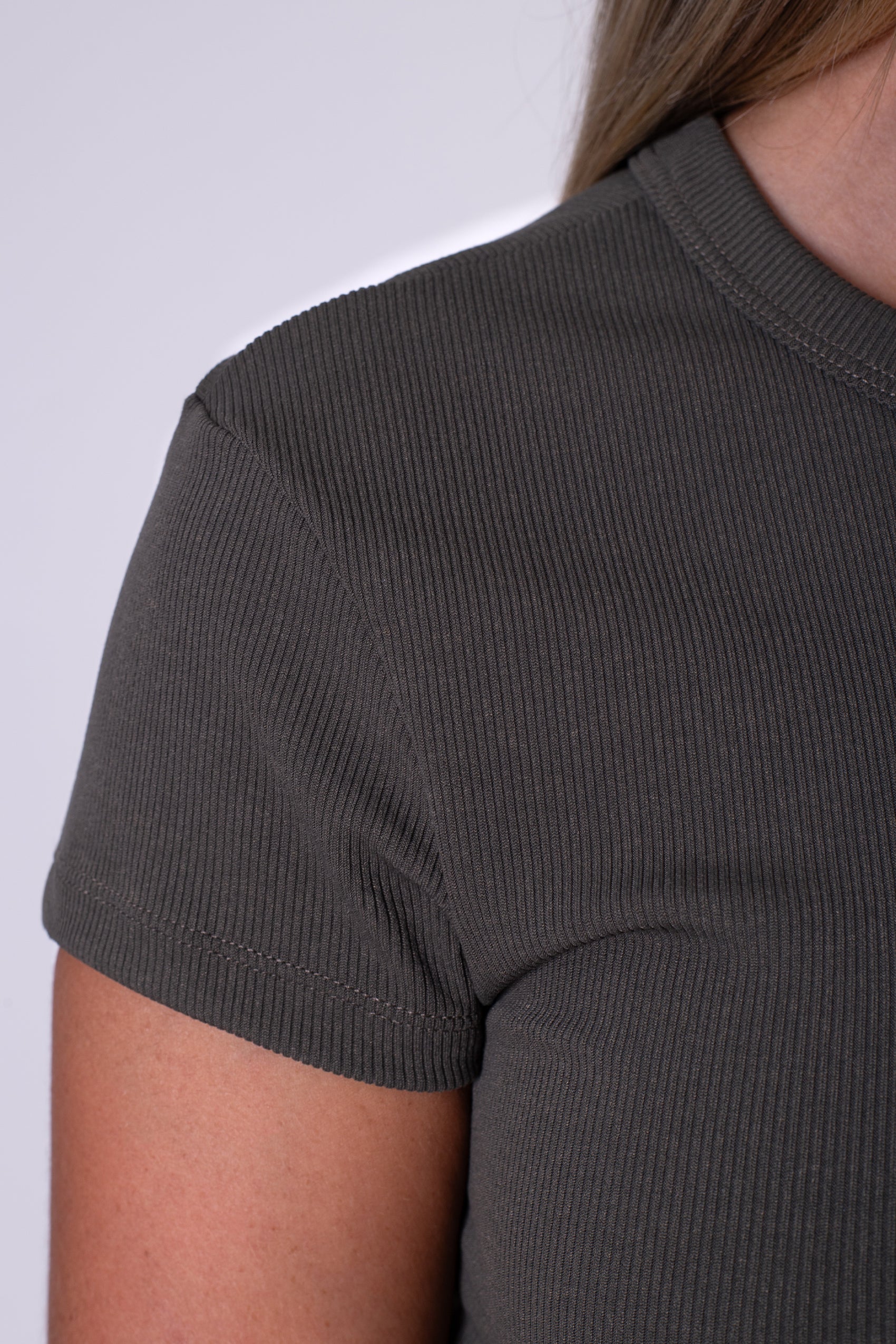 CAMISETA SILUETA AJUSTADA, CON CUELLO REDONDO Y MANGA CORTA
