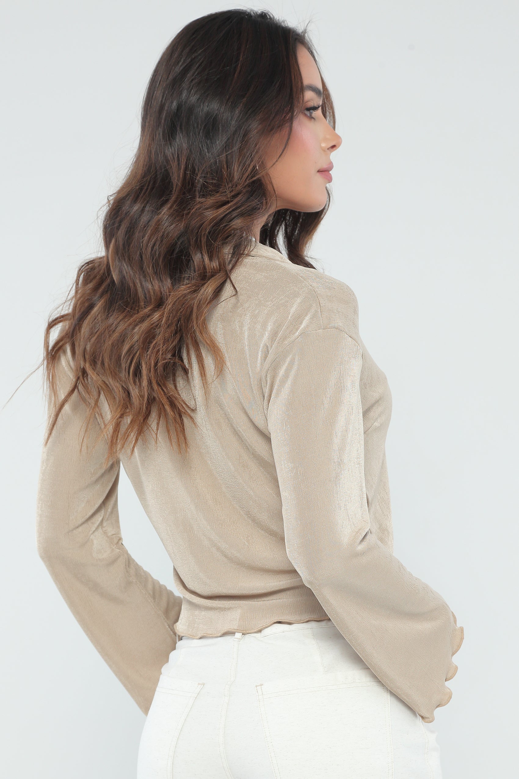 BLUSA DE CEULLO Y BOTONES, MANGA LARGA CON RUEDOS