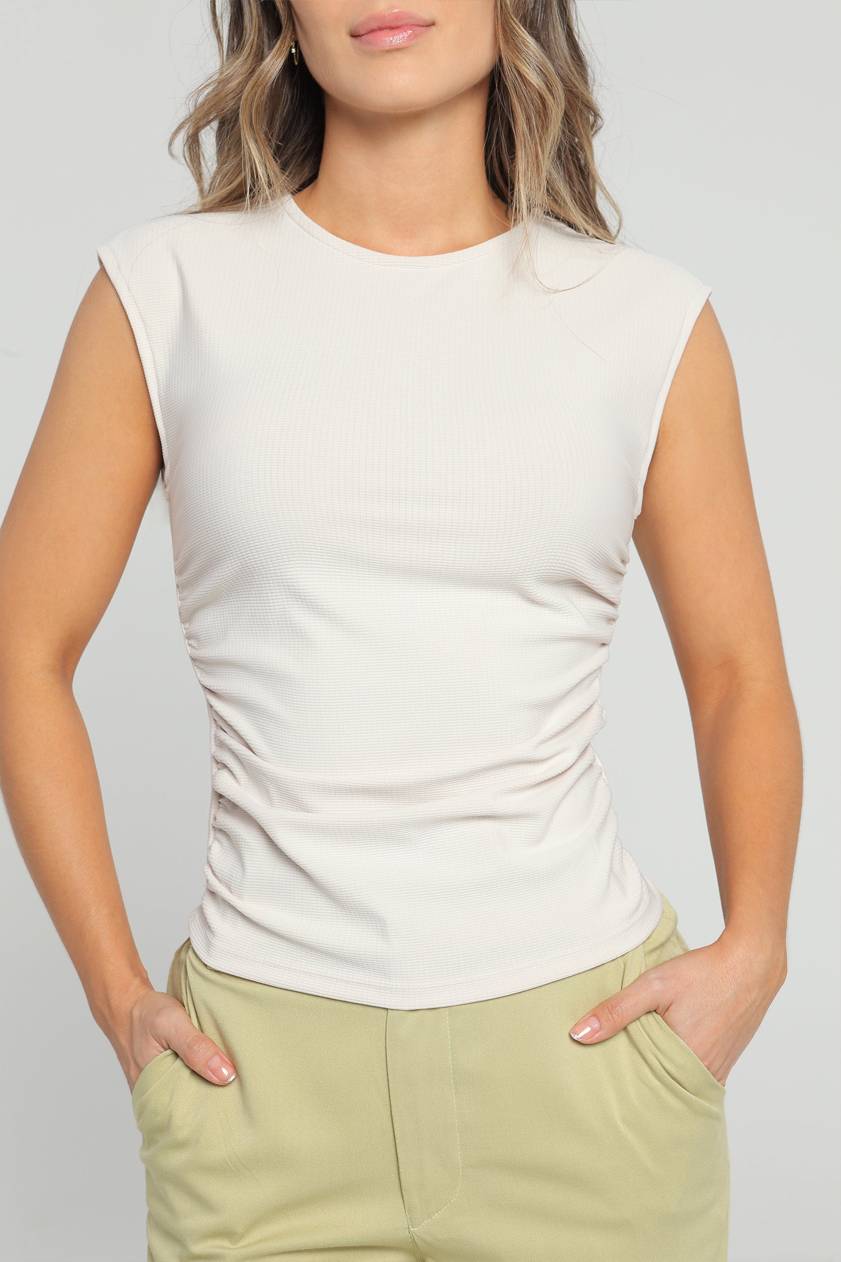 BLUSA CON ESCOTE REDONDO ALTO