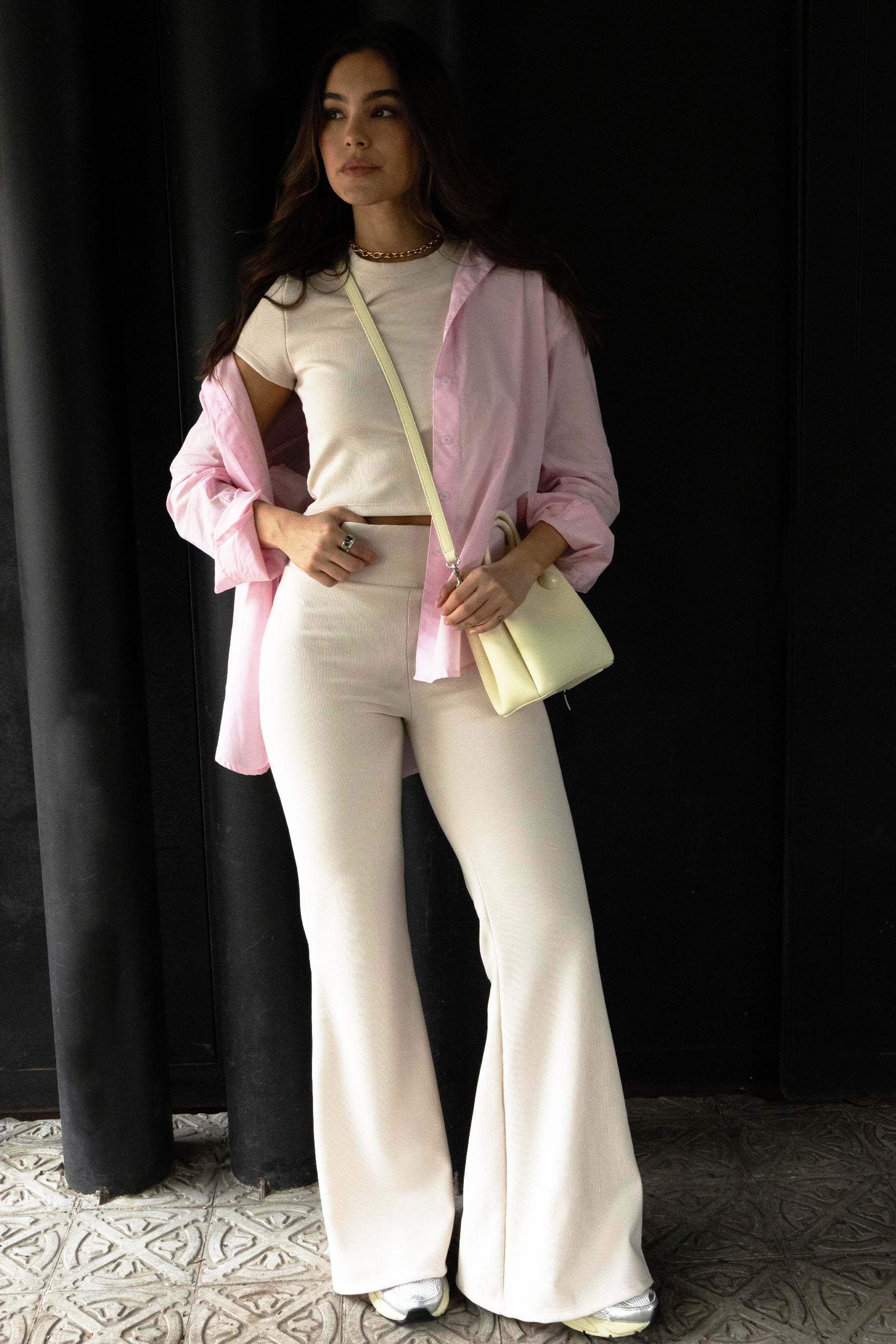 CONJUNTO BOTA CAMPANA Y CAMISA BÁSICA