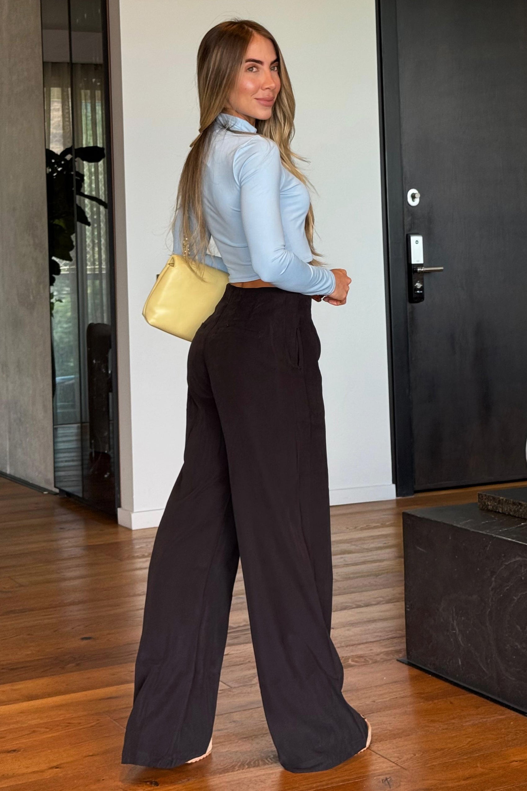 PANTALÓN SILUETA SEMIAJUSTADA SIN PRETINA.