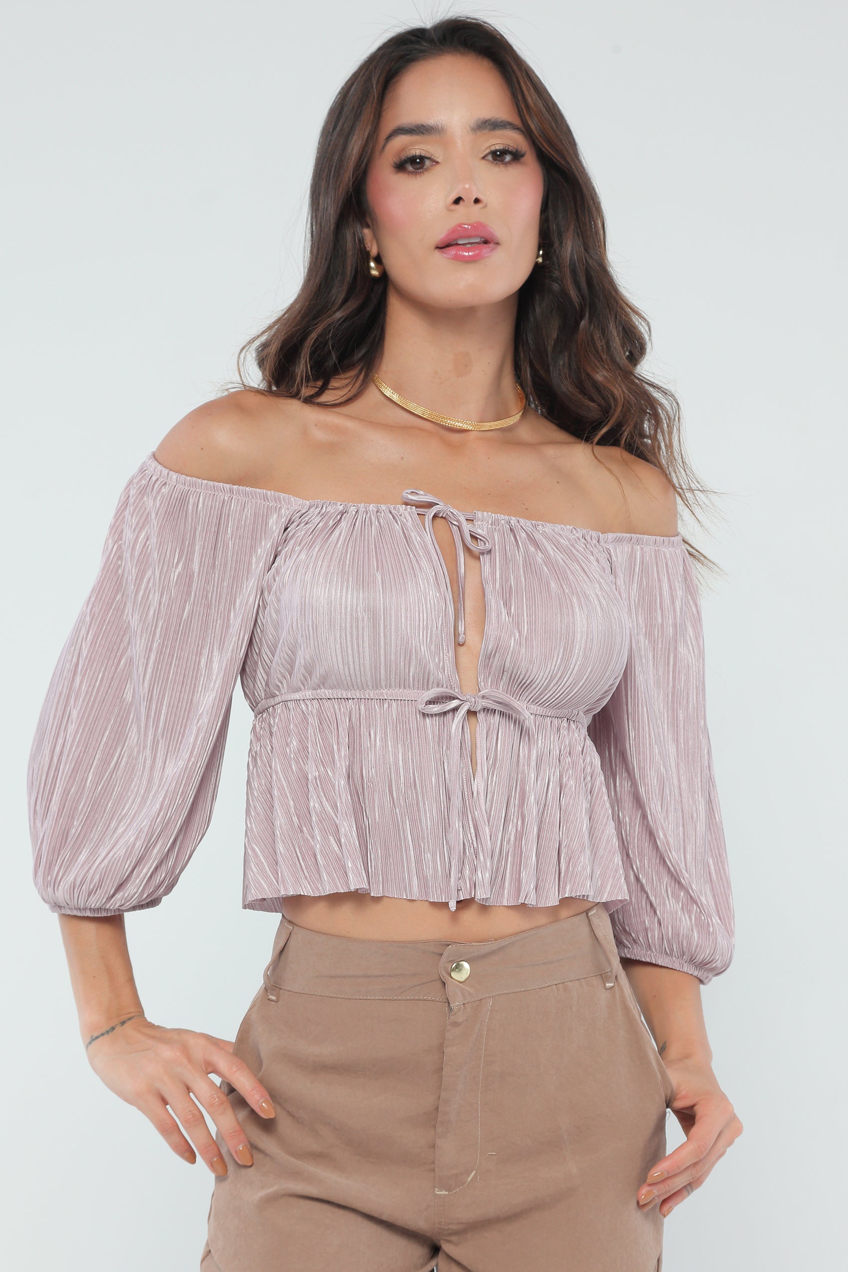 BLUSA HOMBRO CAIDO, SILUETA AMPLIA EN TELA PLIZADA