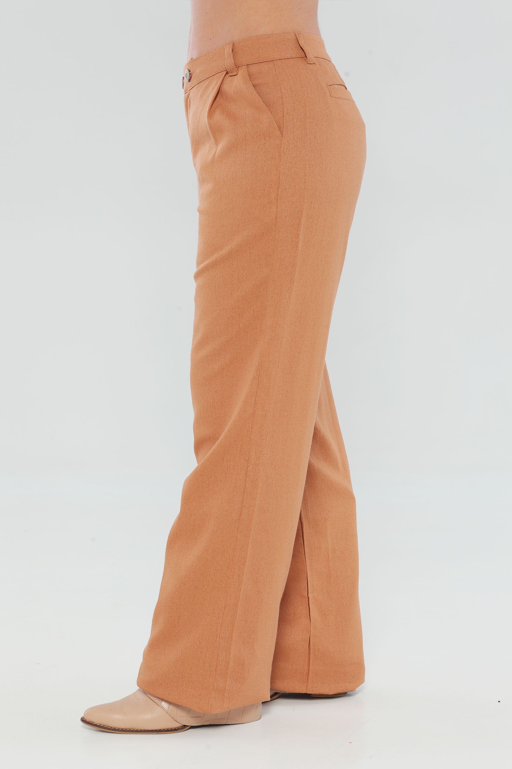 Pantalon pretina con cruce y prenses.