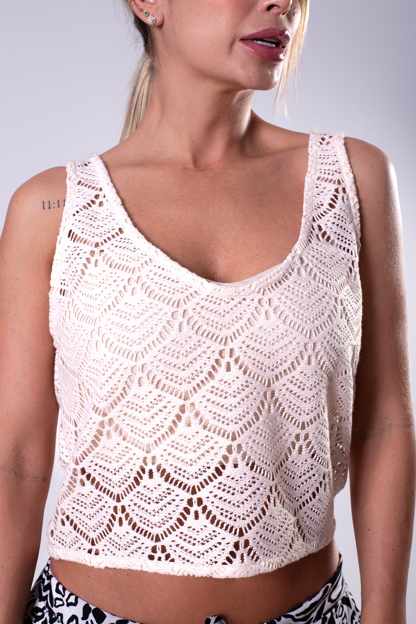 BLUSA EN TELA CROCHET CON TEXTURA, SIN MANGA, SILUETA SEMIAJUSTADA