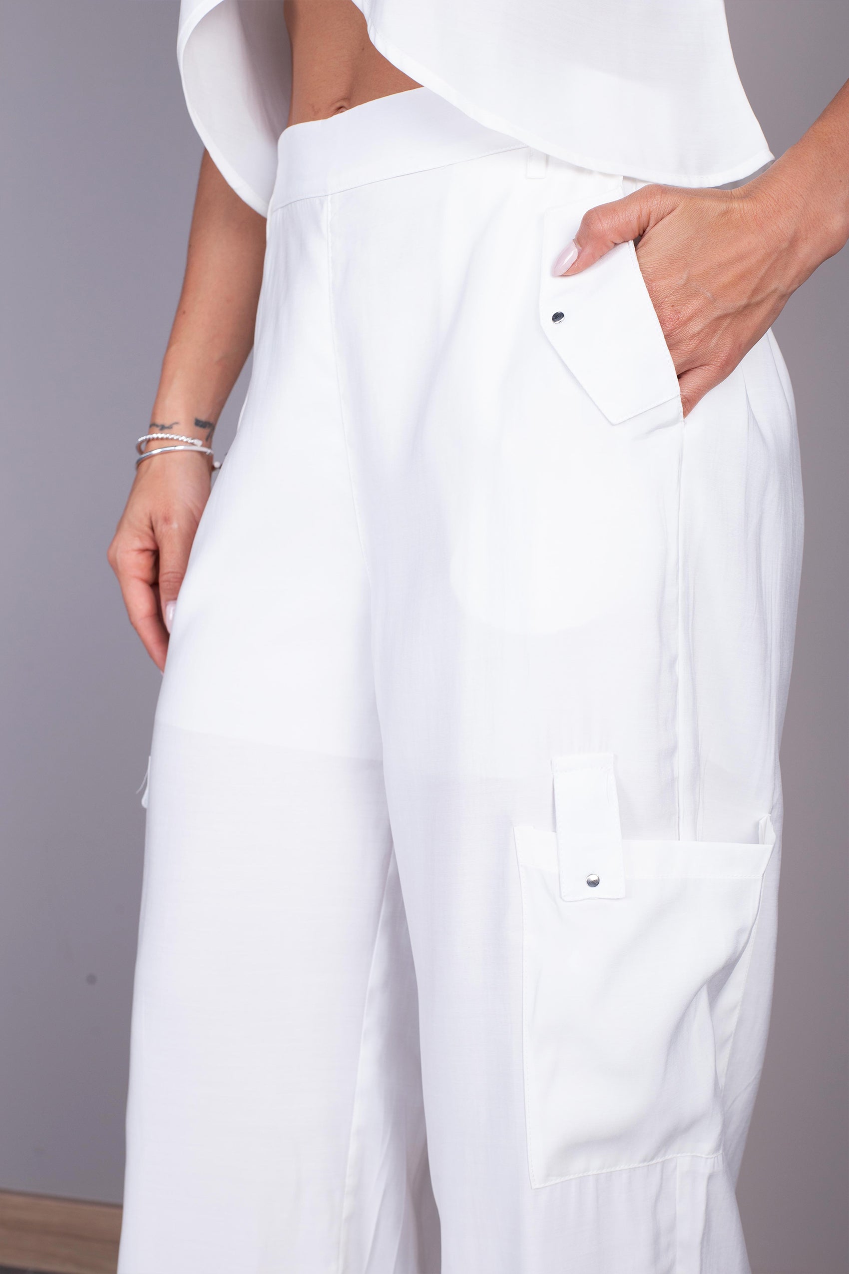 PANTALÓN SILUETA FLARE CON BOLSILLO