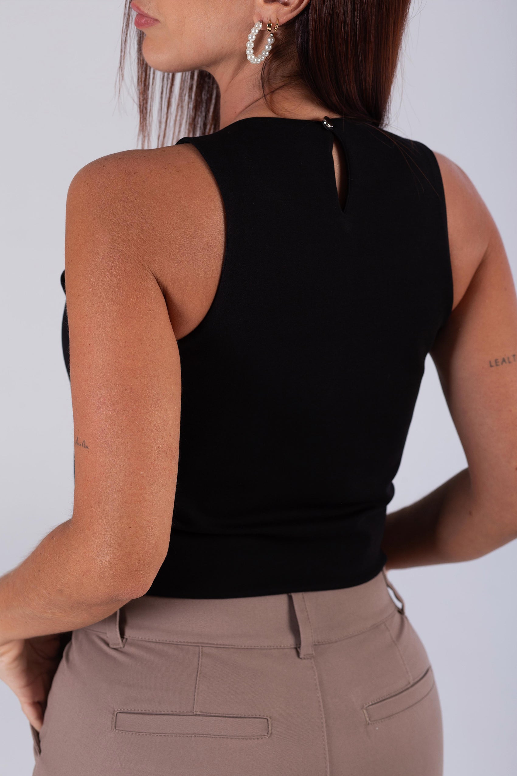 BLUSA MANGA SISA CON ABERTURA EN FRENTE Y BOTÓN EN ESPALDA