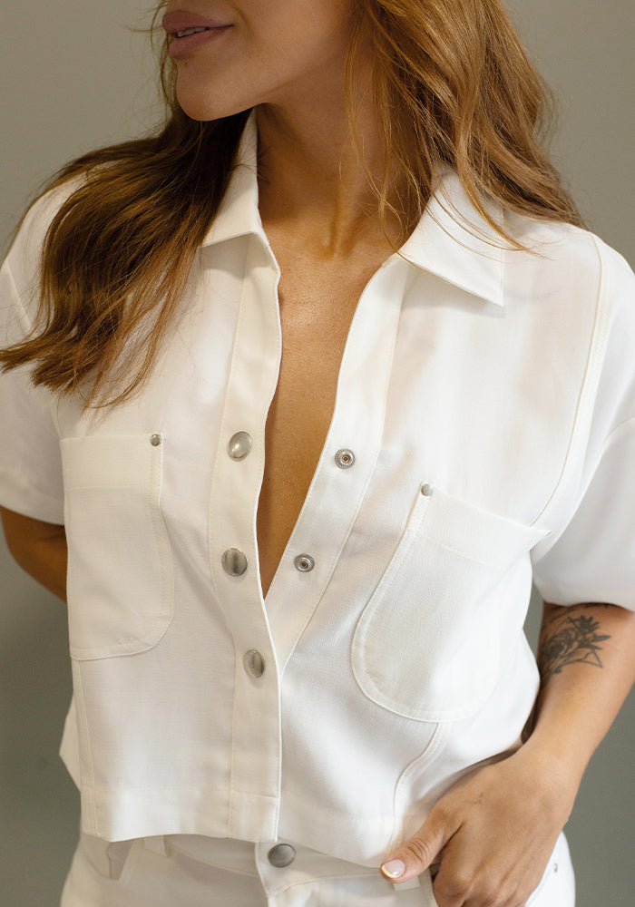 CAMISA MANGA CORTA CON BOLSILLOS DE PARCHE