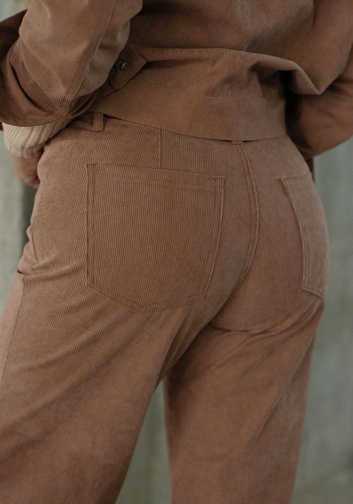 PANTALON SILUETA FLARE 5 BOLSILLOS