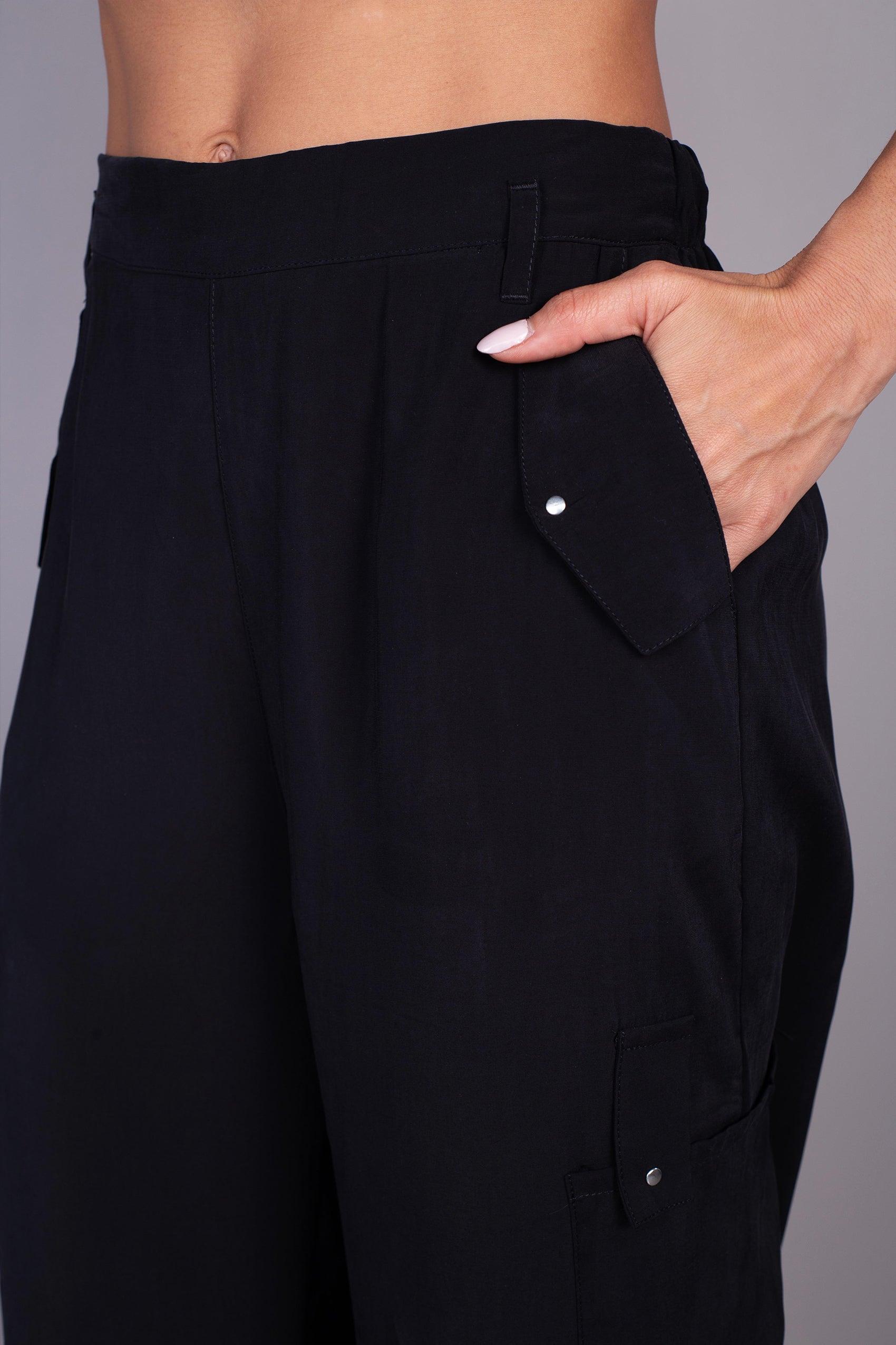 PANTALÓN SILUETA FLARE CON BOLSILLO