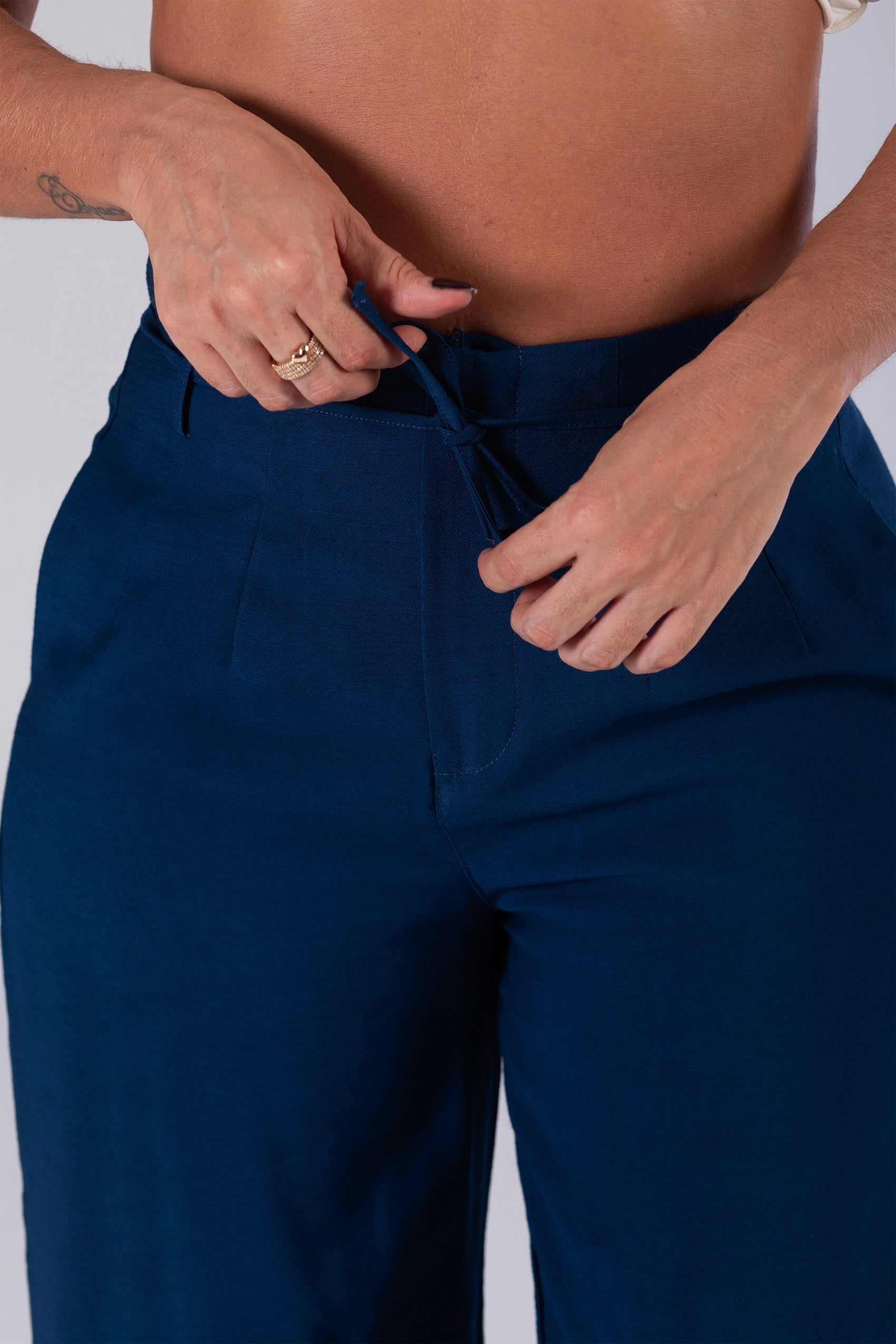 PANTALON SILUETA SEMIAJUSTADA CON PINZAS