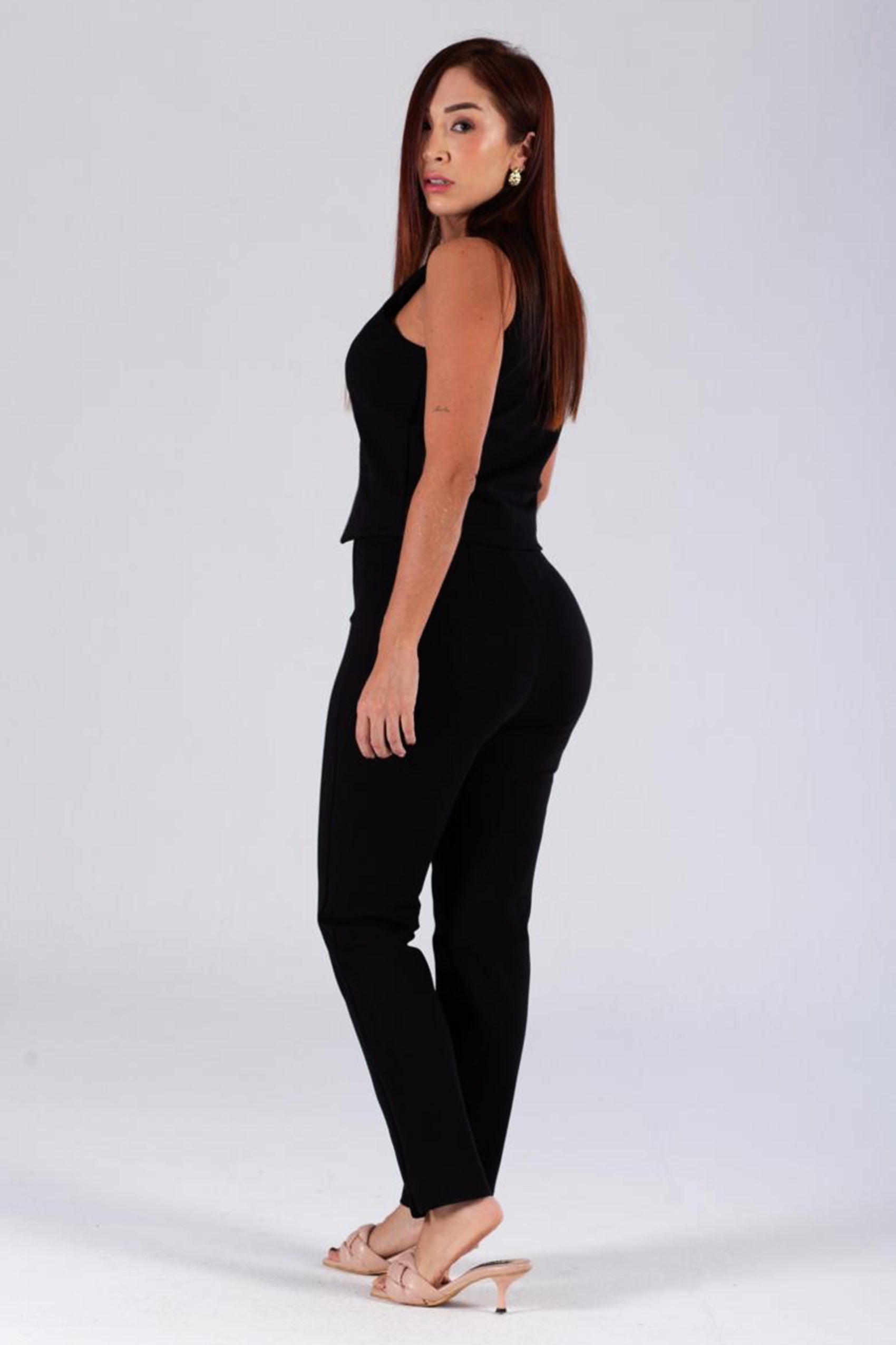 PANTALÓN SILUETA AJUSTADO CON PINZAS EN DELANTERO Y POSTERIOR