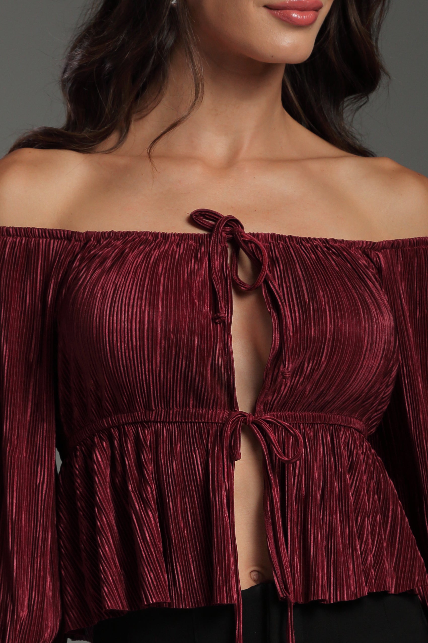BLUSA HOMBRO CAIDO, SILUETA AMPLIA EN TELA PLIZADA