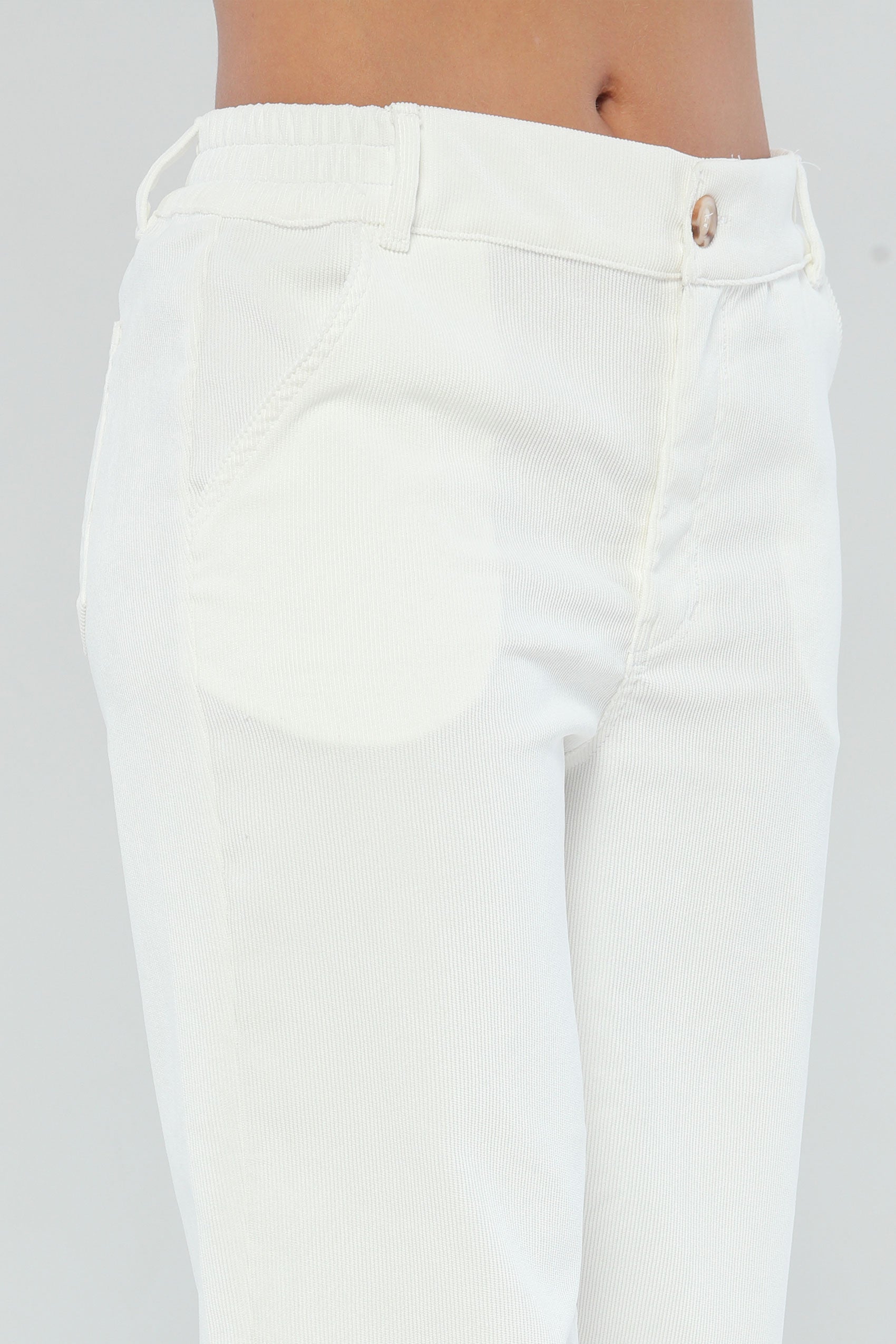 Pantalón tiro alto, en tela corduroy
