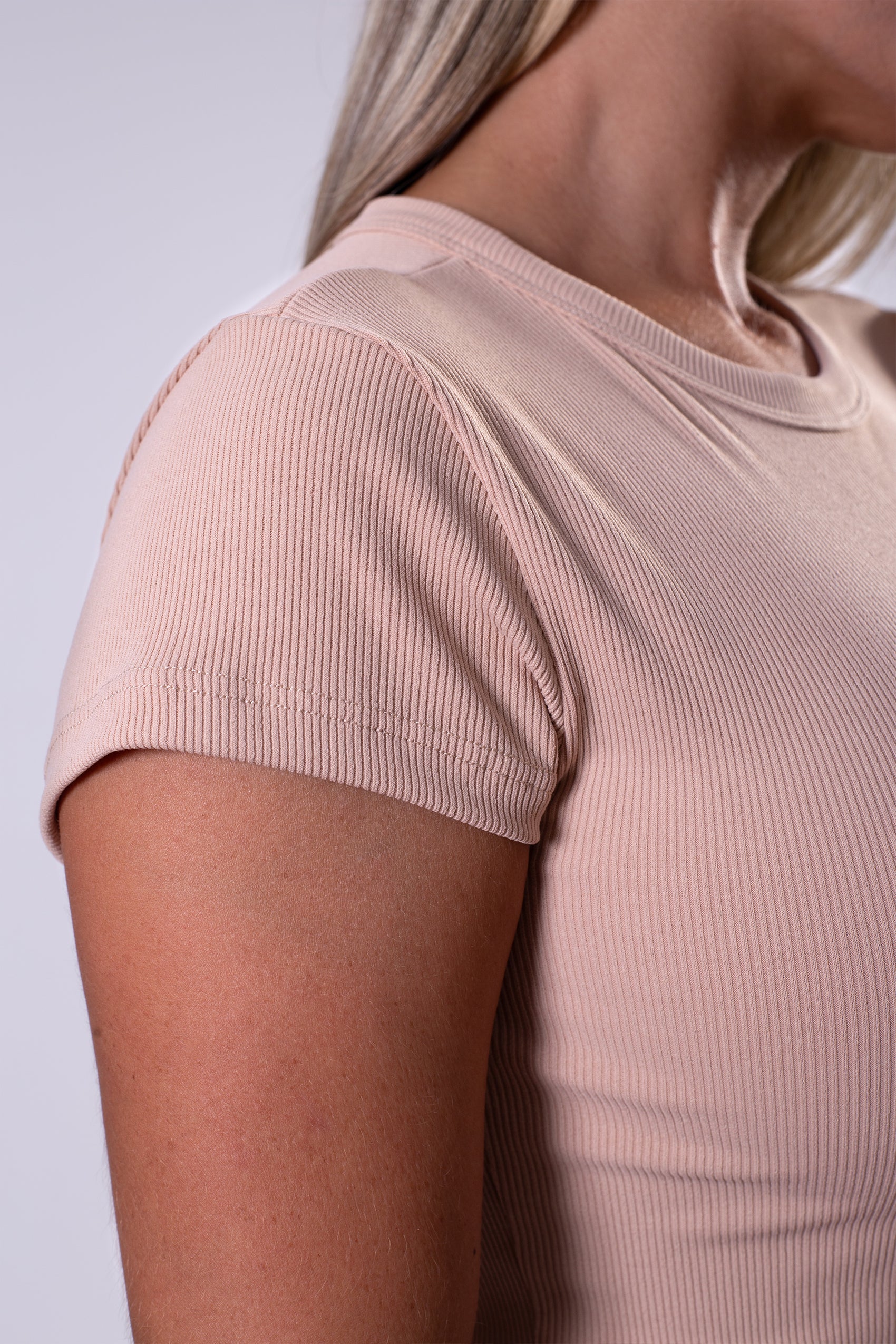 CAMISETA SILUETA AJUSTADA, CON CUELLO REDONDO Y MANGA CORTA