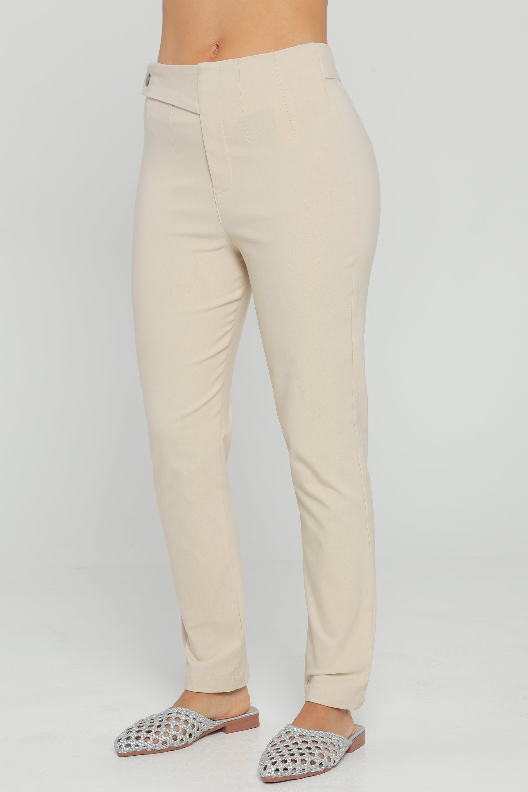 PANTALON SILUETA AJUSTADA CON PRENSES Y DETALLE