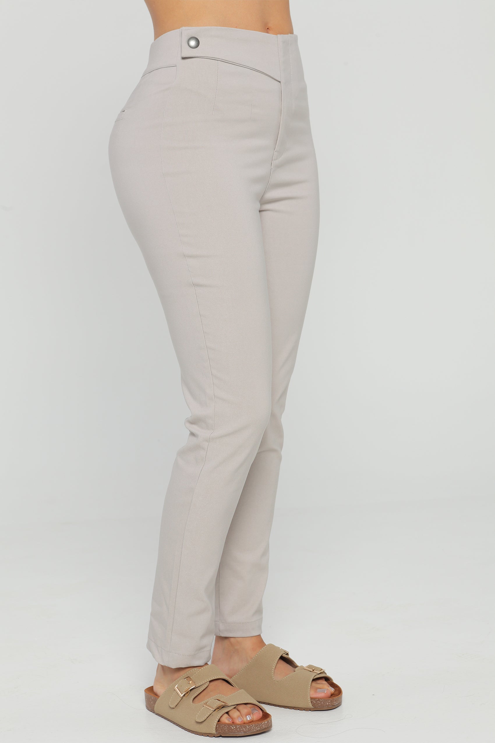 PANTALON SILUETA AJUSTADA CON PRENSES Y DETALLE