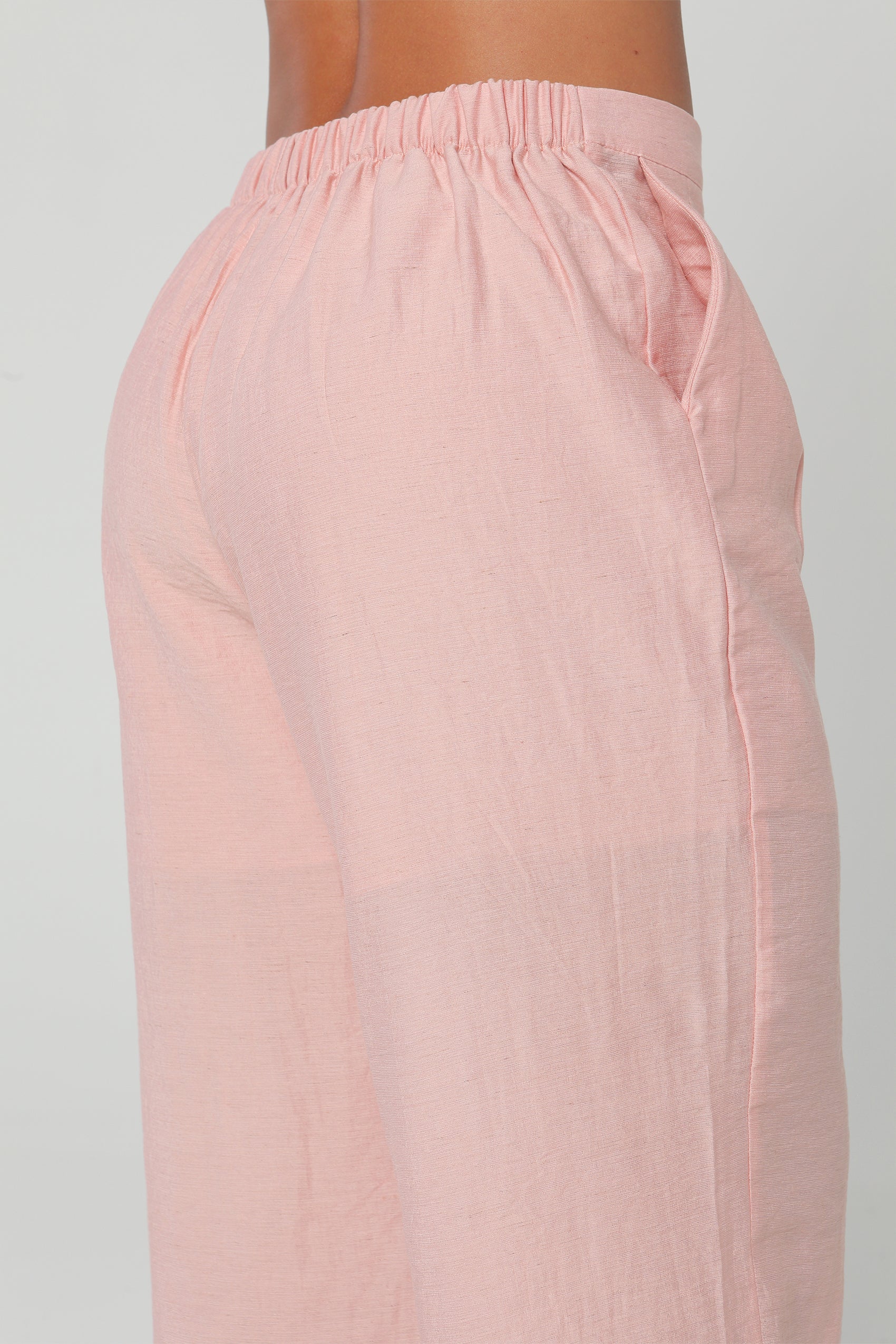 CONJUNTO SILUETA FLARED CON PRETINA DELGADA Y DETALLE EN CINTURA