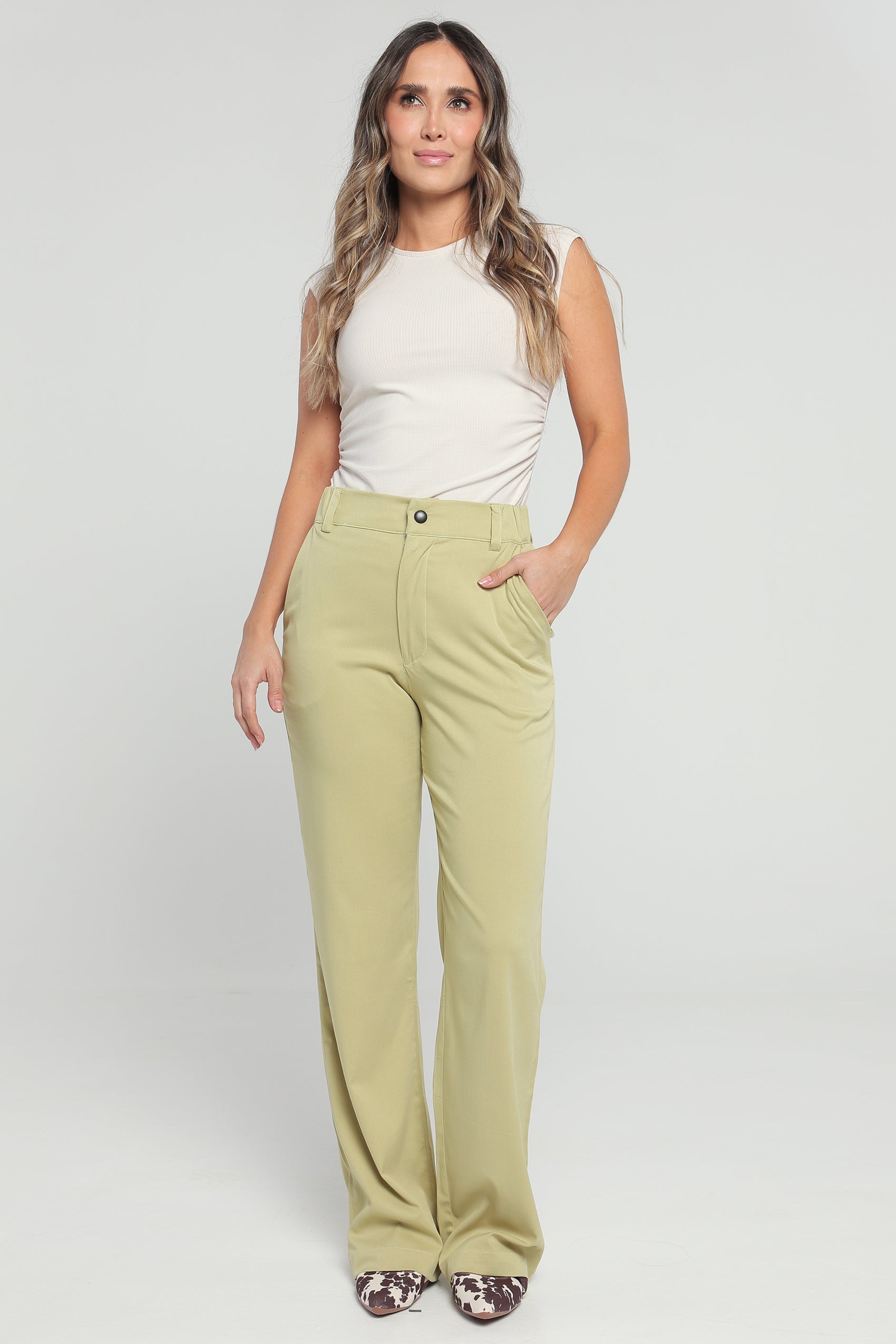 PANTALON SILUETA SEMIJAUSTADA, BOSILLO DIAGONAL
