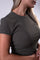 CAMISETA SILUETA AJUSTADA, CON CUELLO REDONDO Y MANGA CORTA