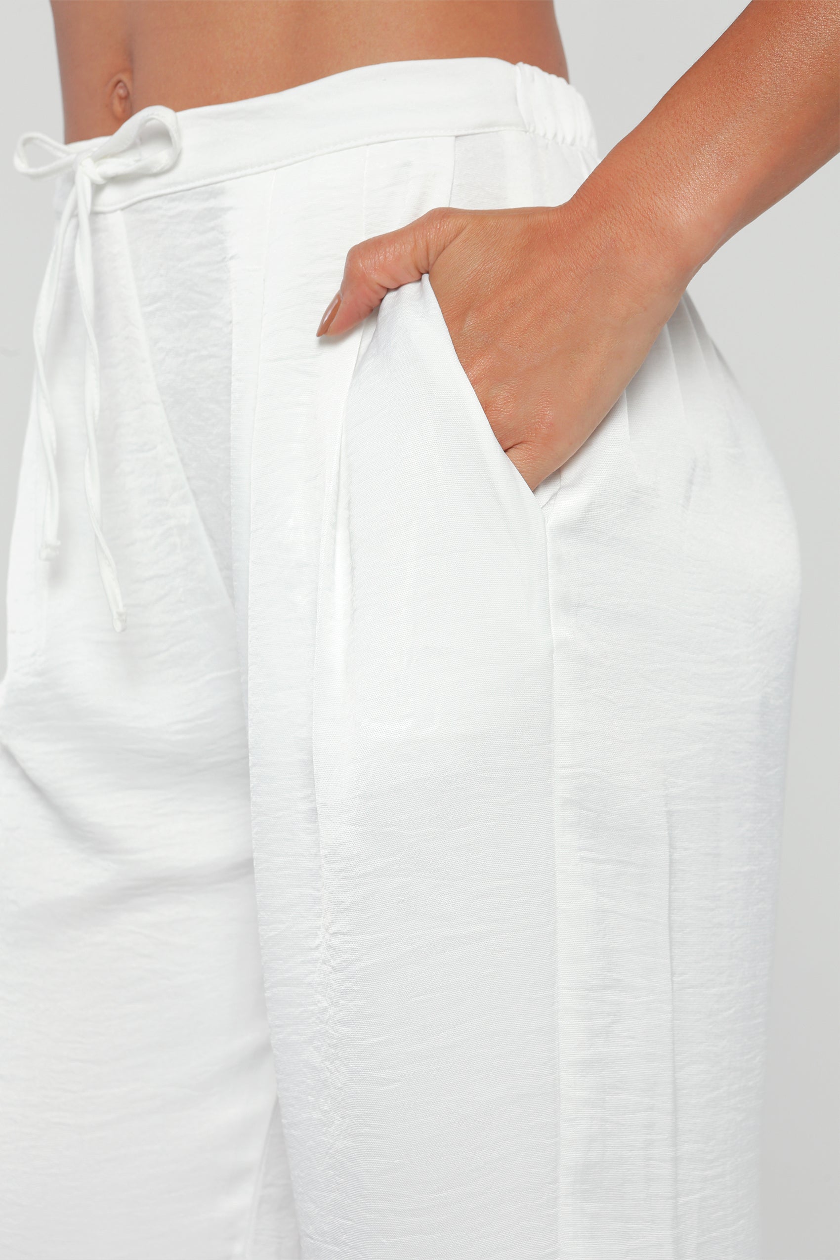 PANTALON SILUETA FLARED CON PRETINA RECOGIDA