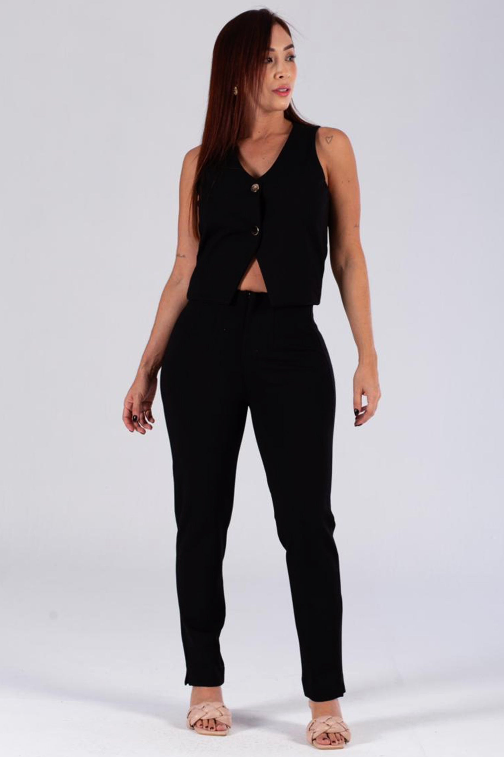 PANTALÓN SILUETA AJUSTADO CON PINZAS EN DELANTERO Y POSTERIOR