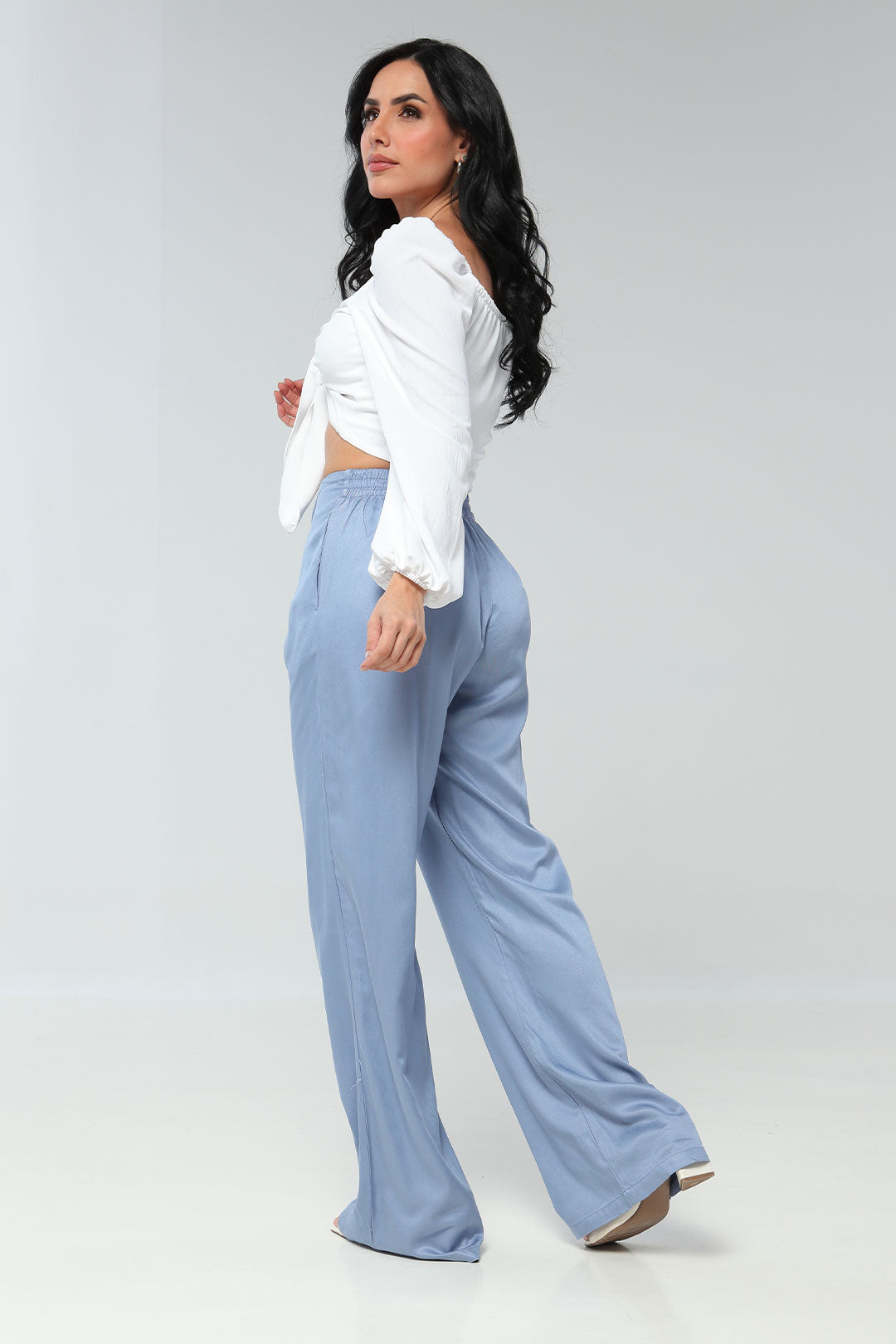 Pantalón silueta amplia con tiro alto y pretina posterior resortada