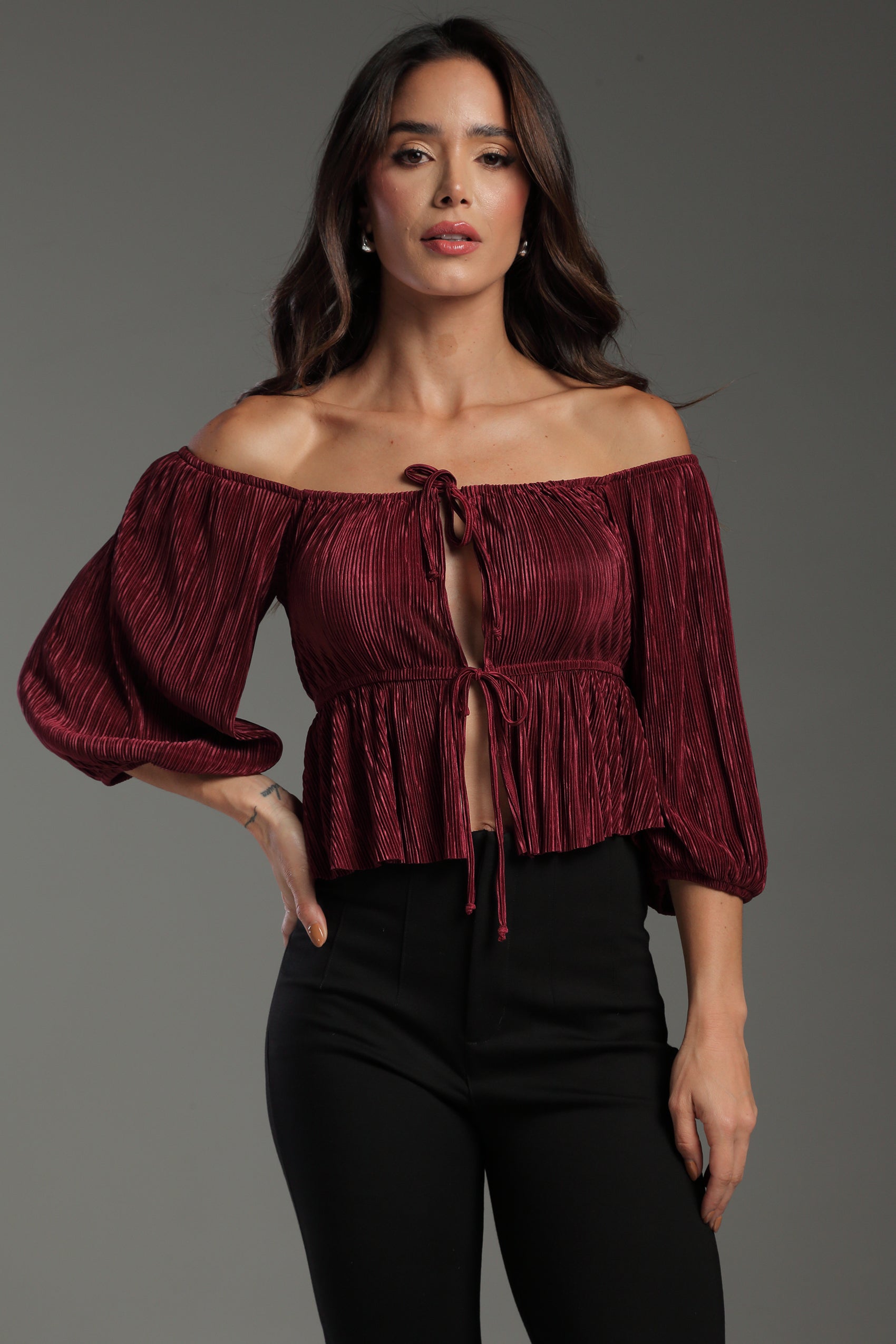 BLUSA HOMBRO CAIDO, SILUETA AMPLIA EN TELA PLIZADA