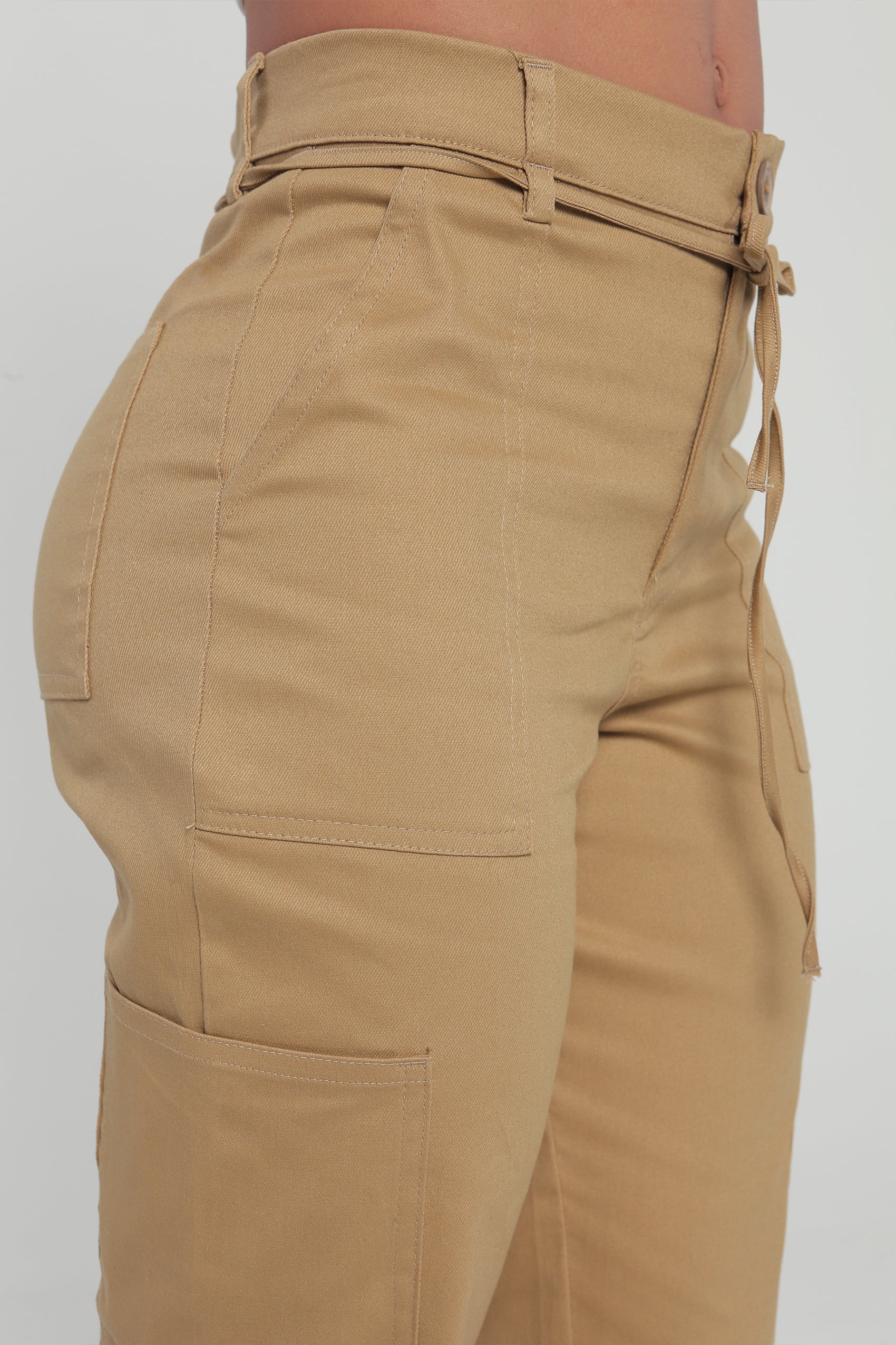 PANTALON DE DRIL SILUETA SEMI AMPLIA CON BOLSILLOS CARGO