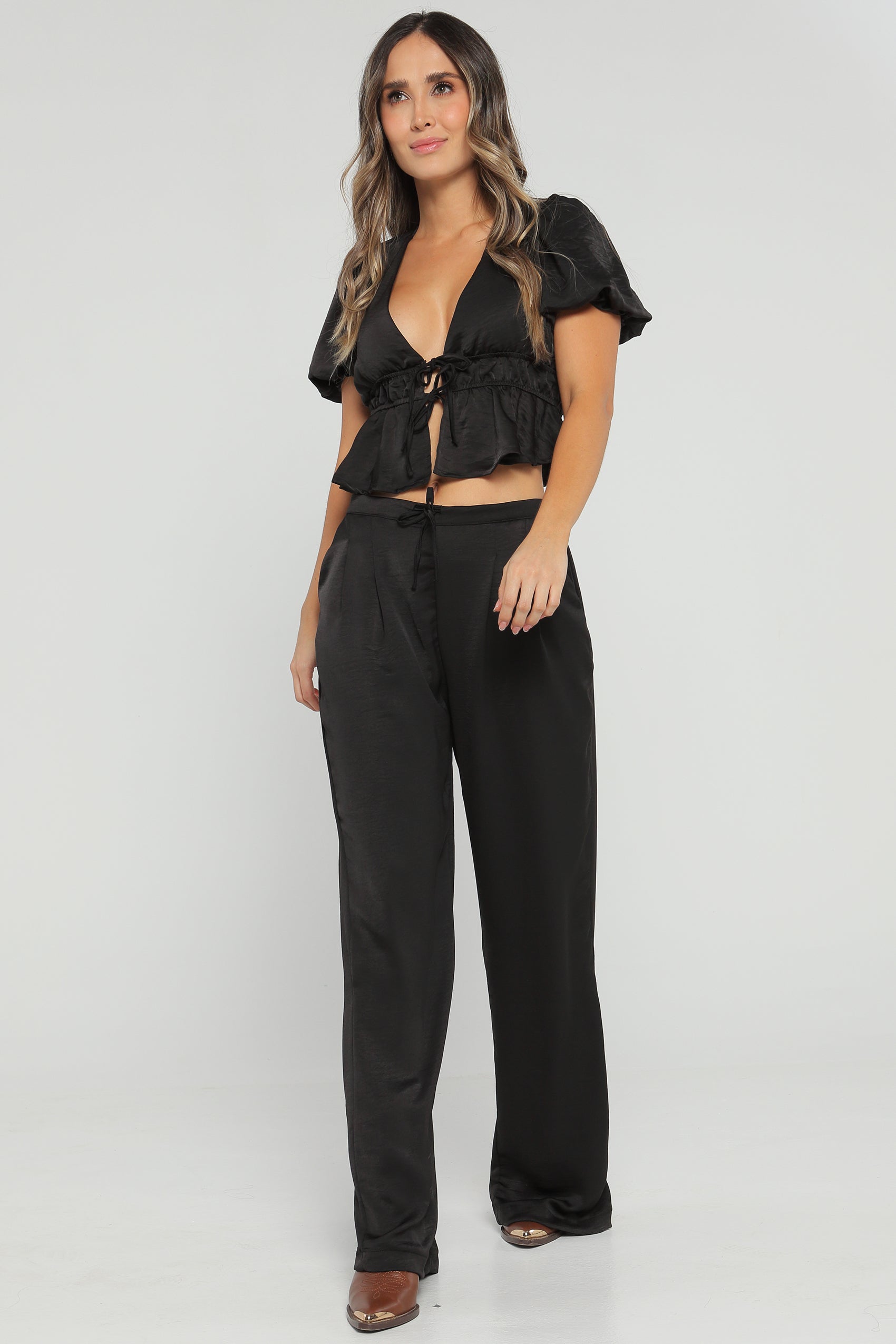 PANTALON SILUETA FLARED CON PRETINA RECOGIDA
