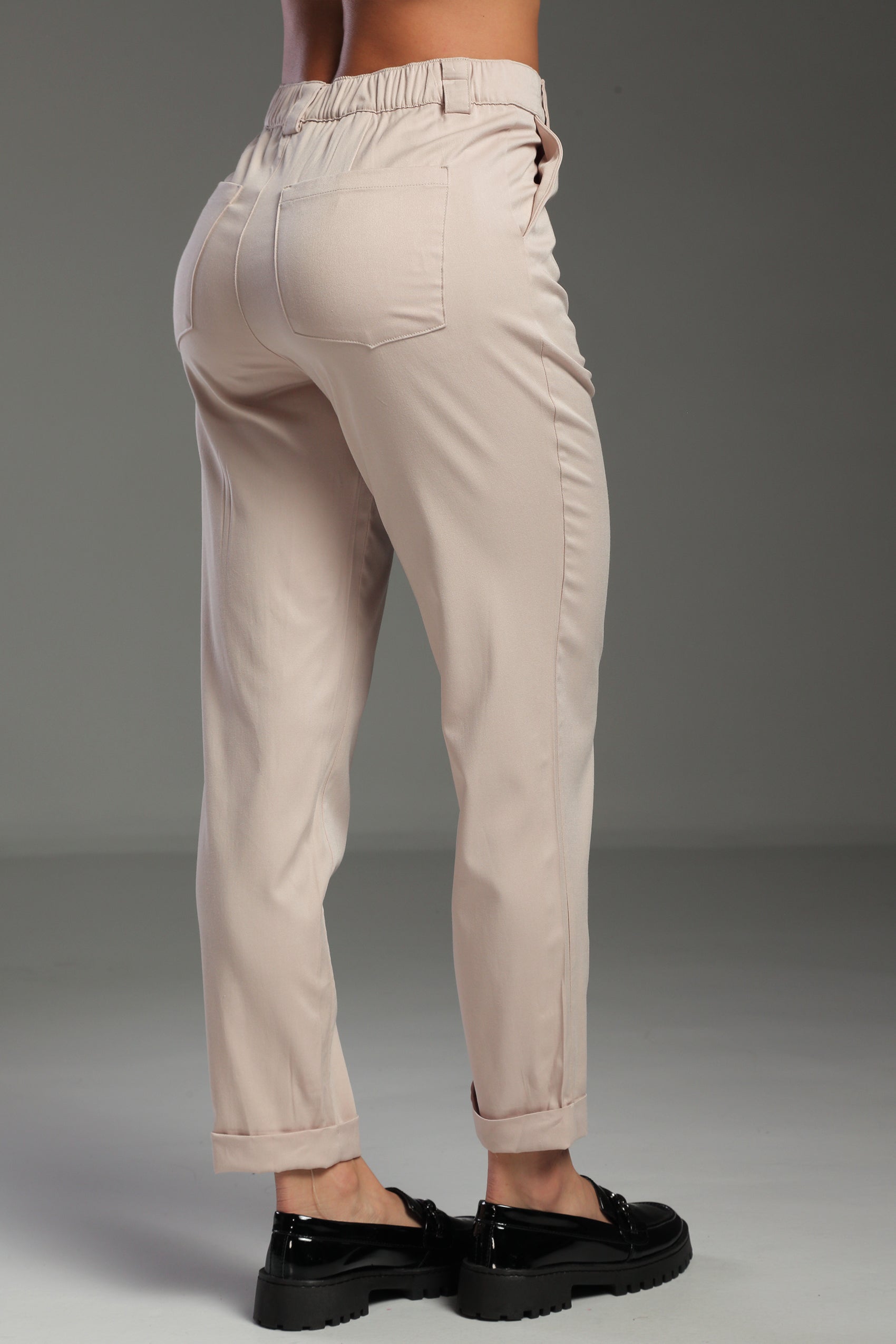 PANTALON SILUETA SEMISUELTA CON CIERRE FRONTAL