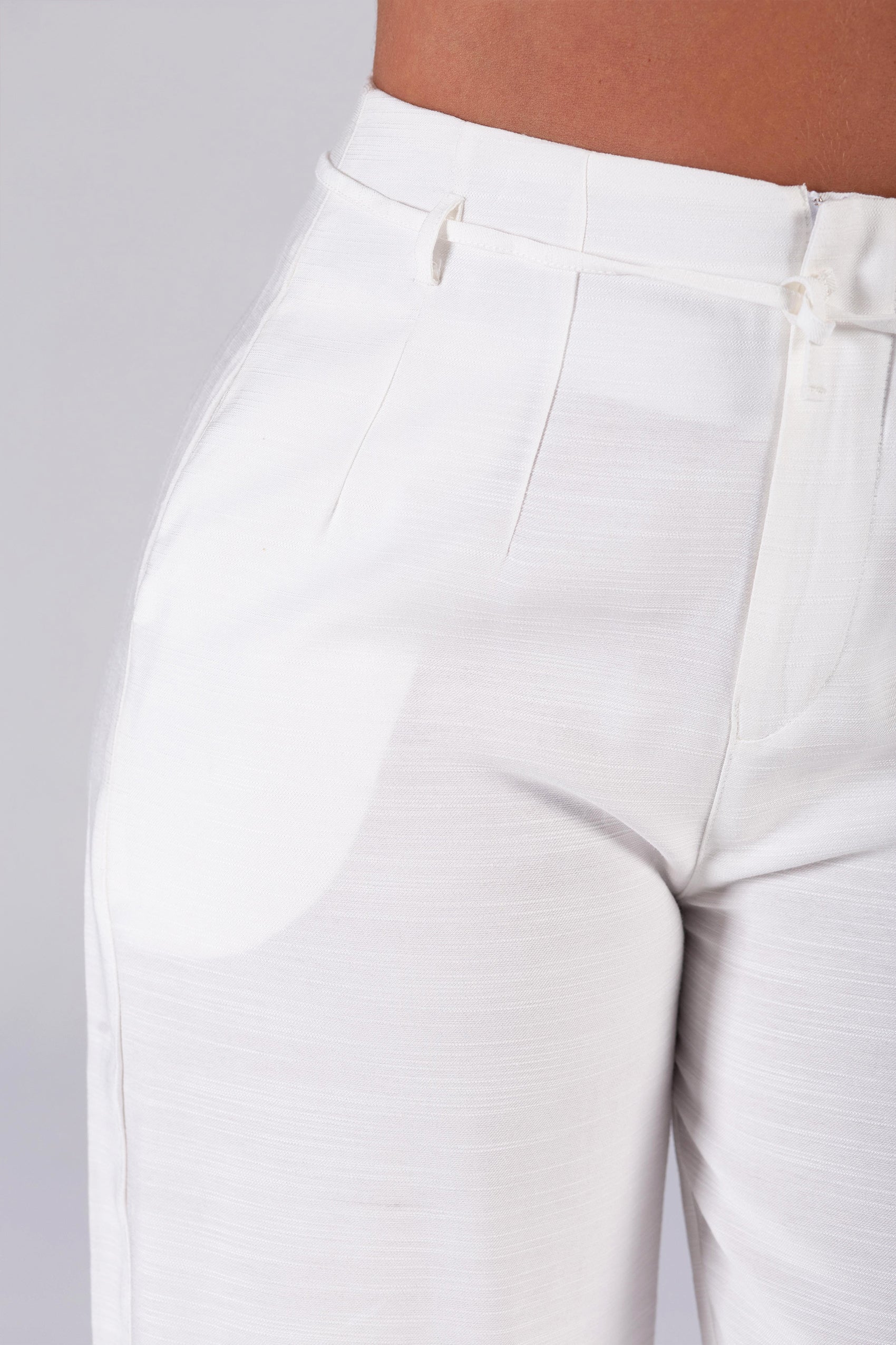 PANTALON SILUETA SEMIAJUSTADA CON PINZAS