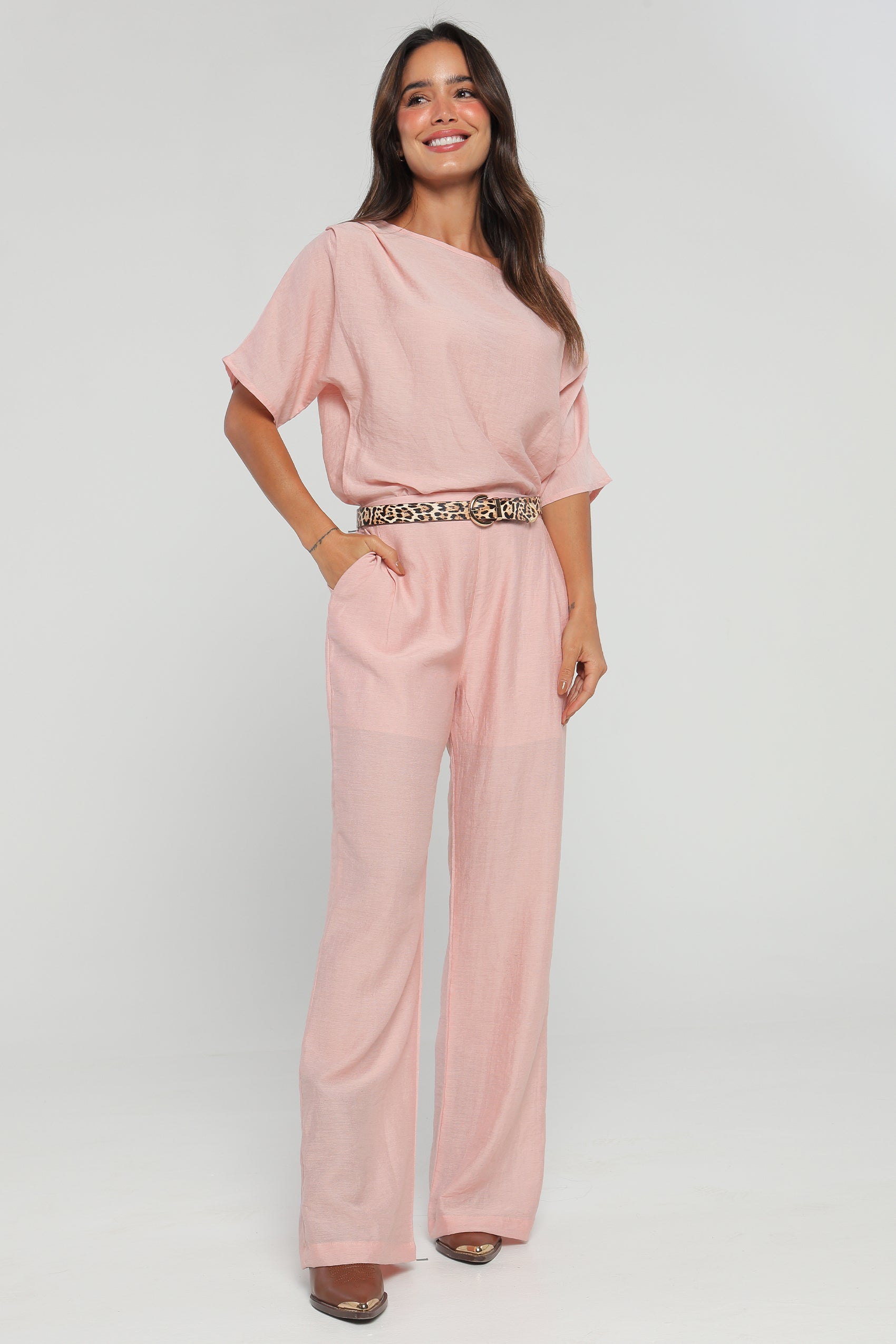 CONJUNTO SILUETA FLARED CON PRETINA DELGADA Y DETALLE EN CINTURA
