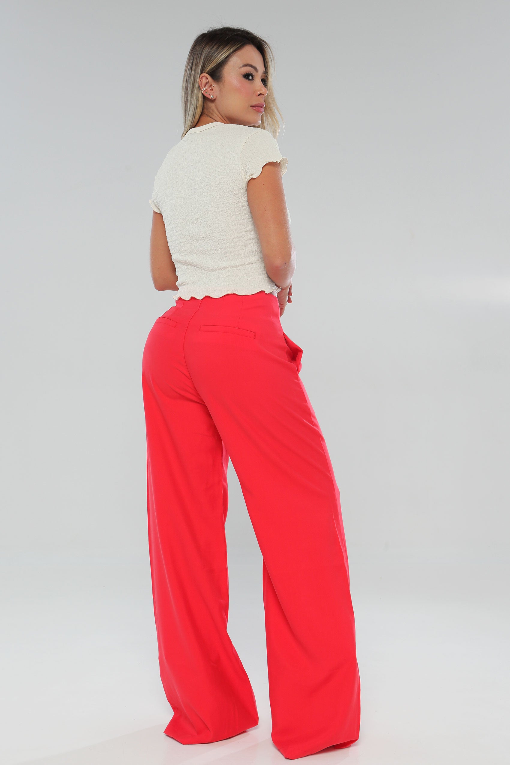 Pantalón silueta semiajustada sin pretina.