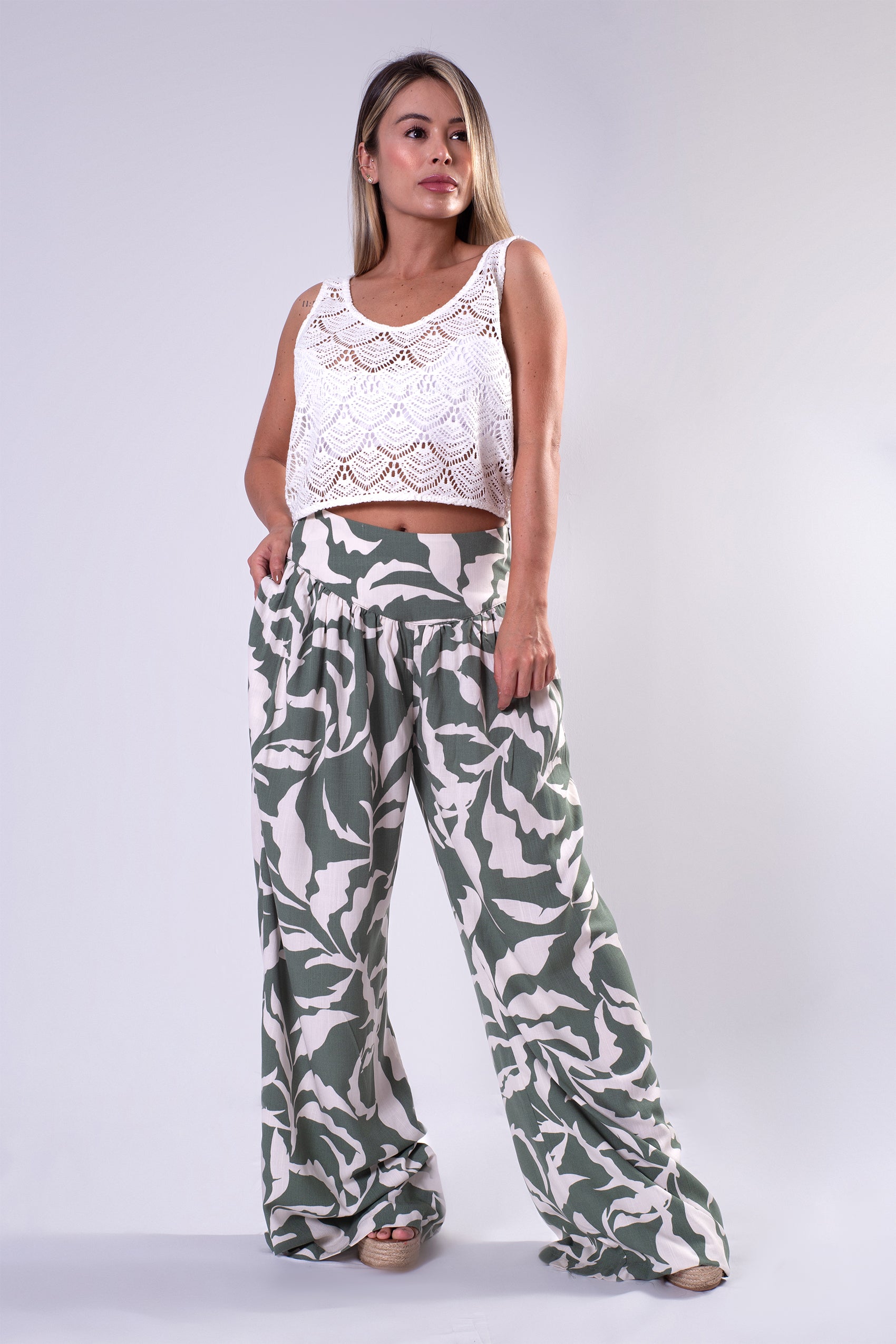 PANTALON ESTAMPADO CON PRETINA ANATOMICA CON DETALLE EN PRETINA