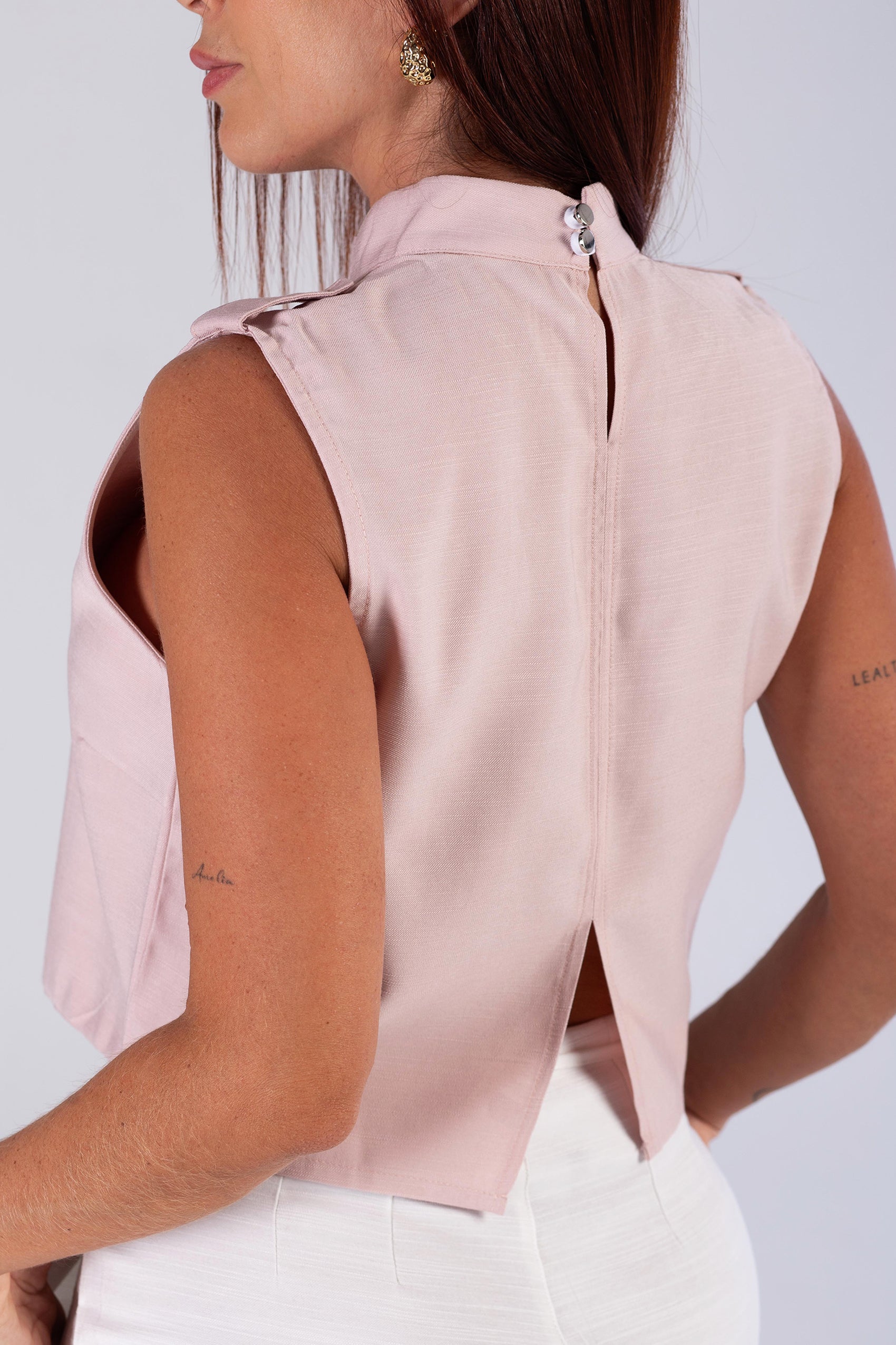 BLUSA CUELLO ALTO CON AJUSTE DE BOTÓN