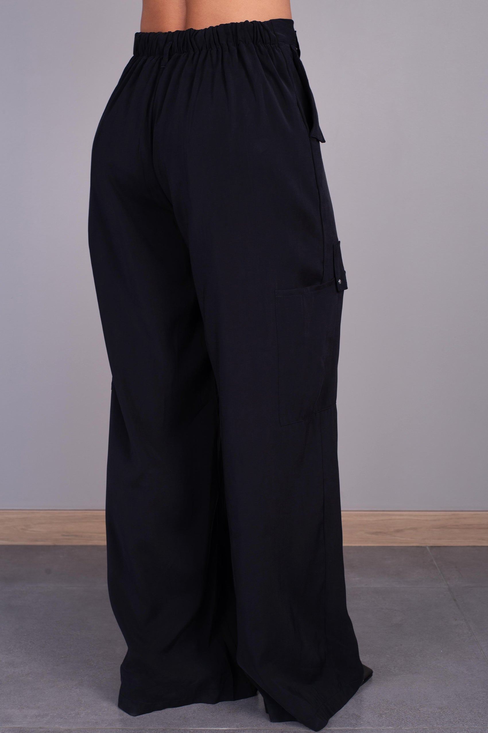 PANTALÓN SILUETA FLARE CON BOLSILLO