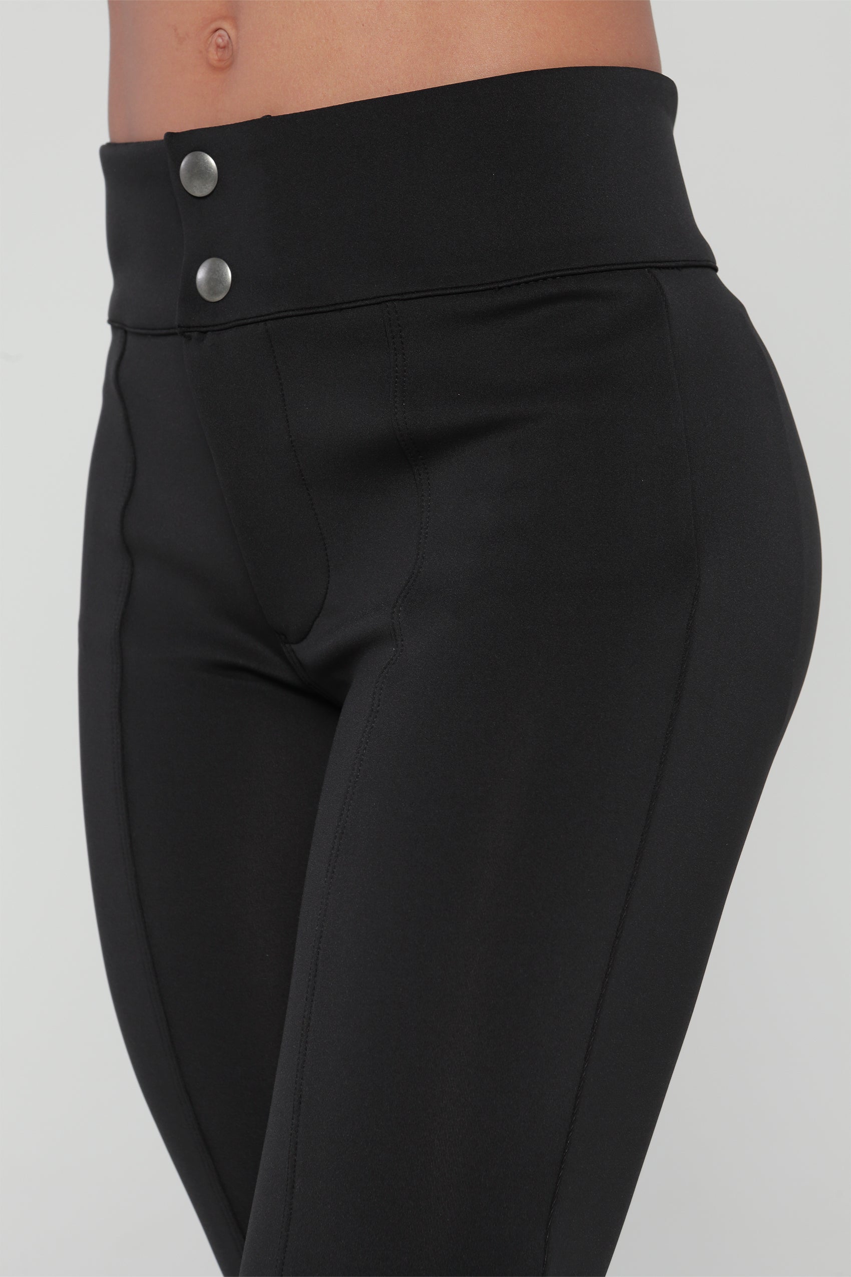 PANTALON SILUETA AJUSTADA CON BOTA SEMICAMPANA
