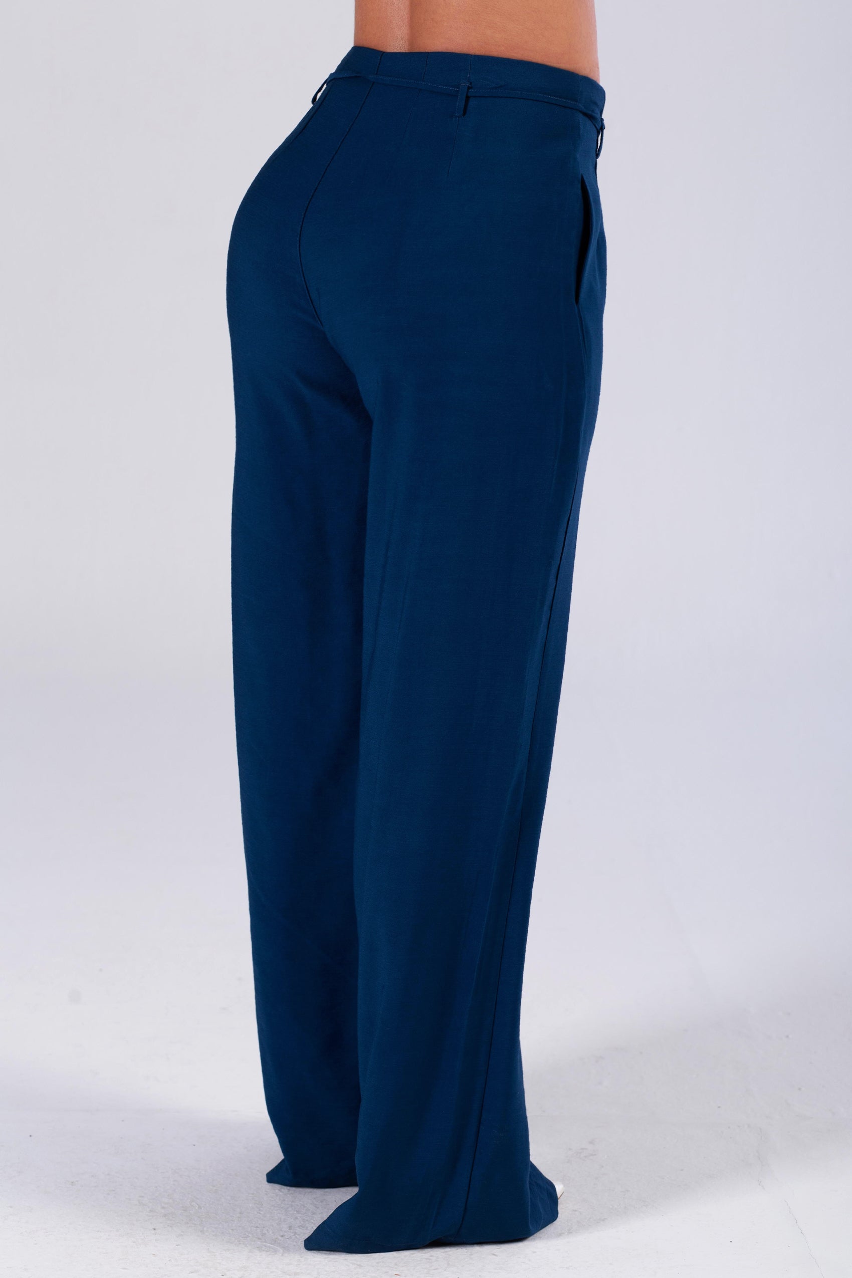 PANTALON SILUETA SEMIAJUSTADA CON PINZAS
