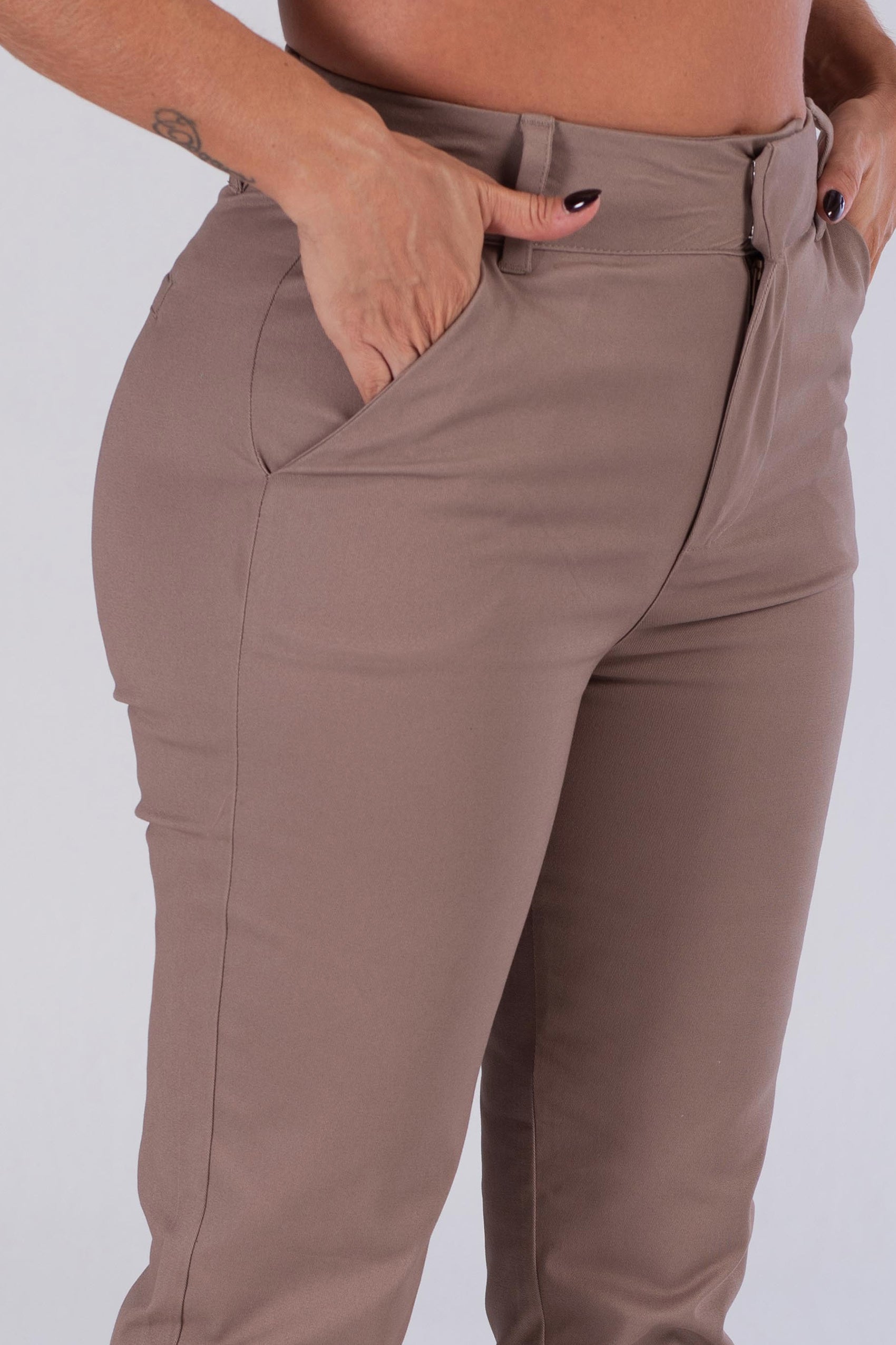 PANTALON CLASICO SKINNY CON ABERTURA EN BOTA