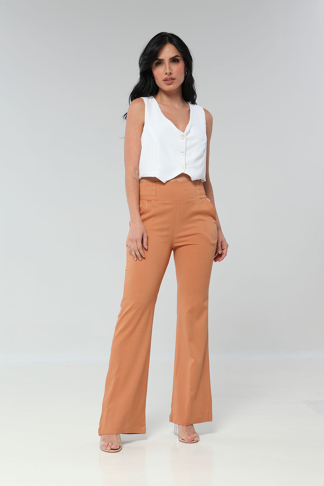 Pantalón tiro alto, silueta semiajustada, con pretina resortada.