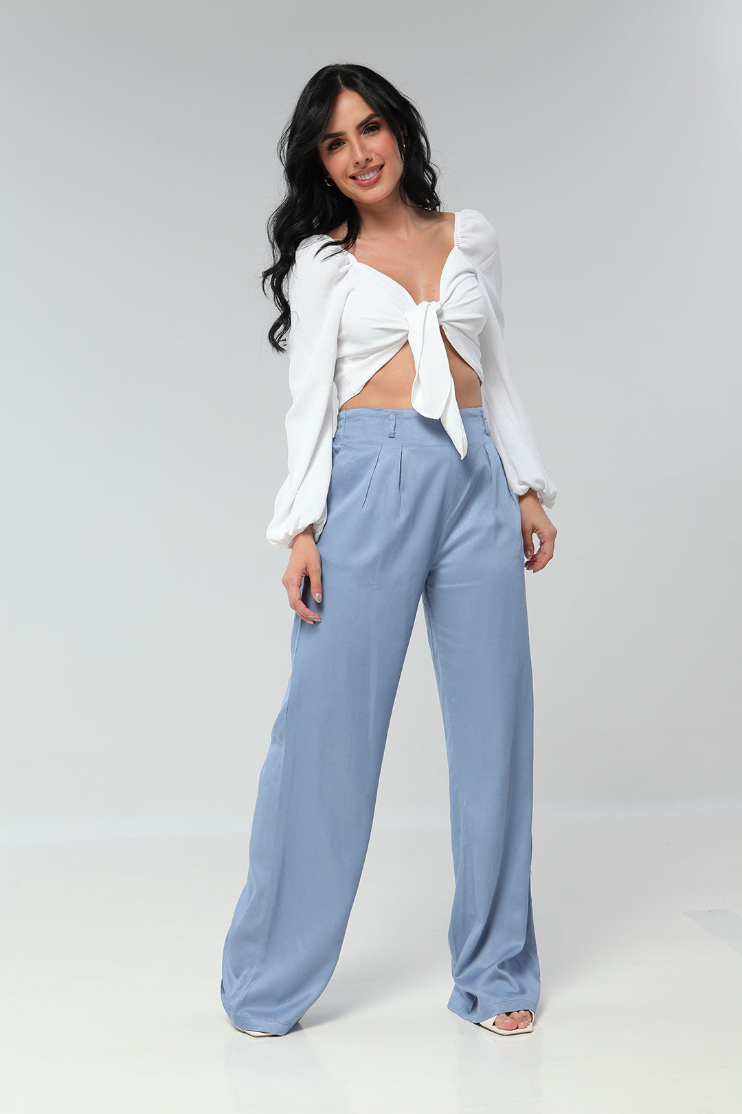 Pantalón silueta amplia con tiro alto y pretina posterior resortada