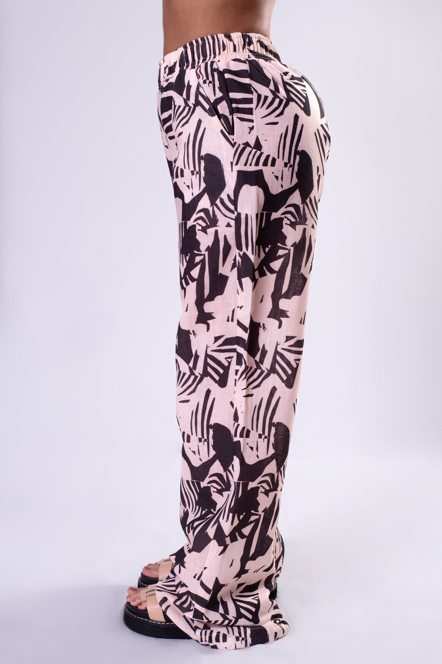 PANTALON SILUETA AMPLIA EN TELA TIPO LINO ESTAMPADO  CON PRETINA RESORTADA