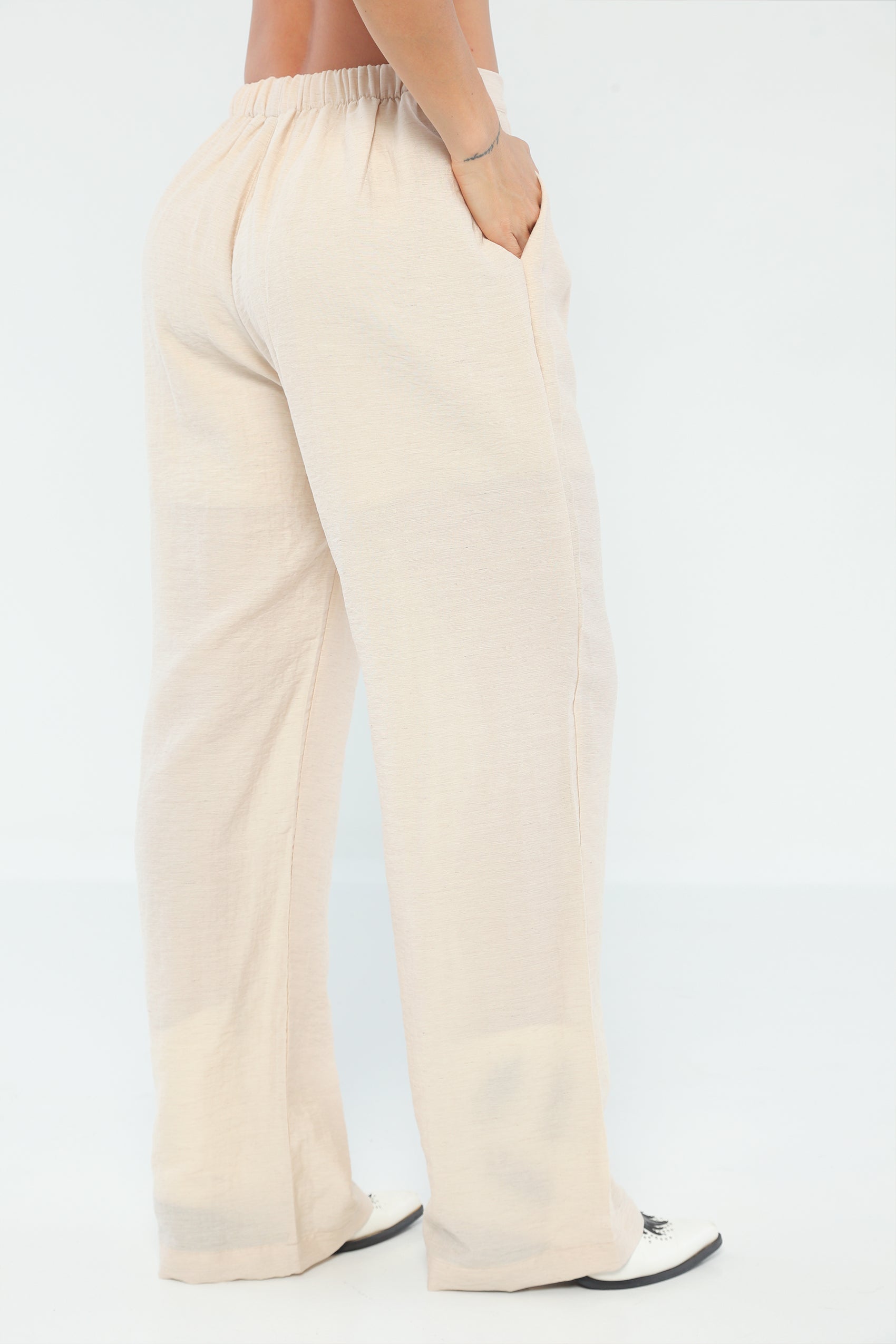 CONJUNTO SILUETA FLARED CON PRETINA DELGADA Y DETALLE EN CINTURA
