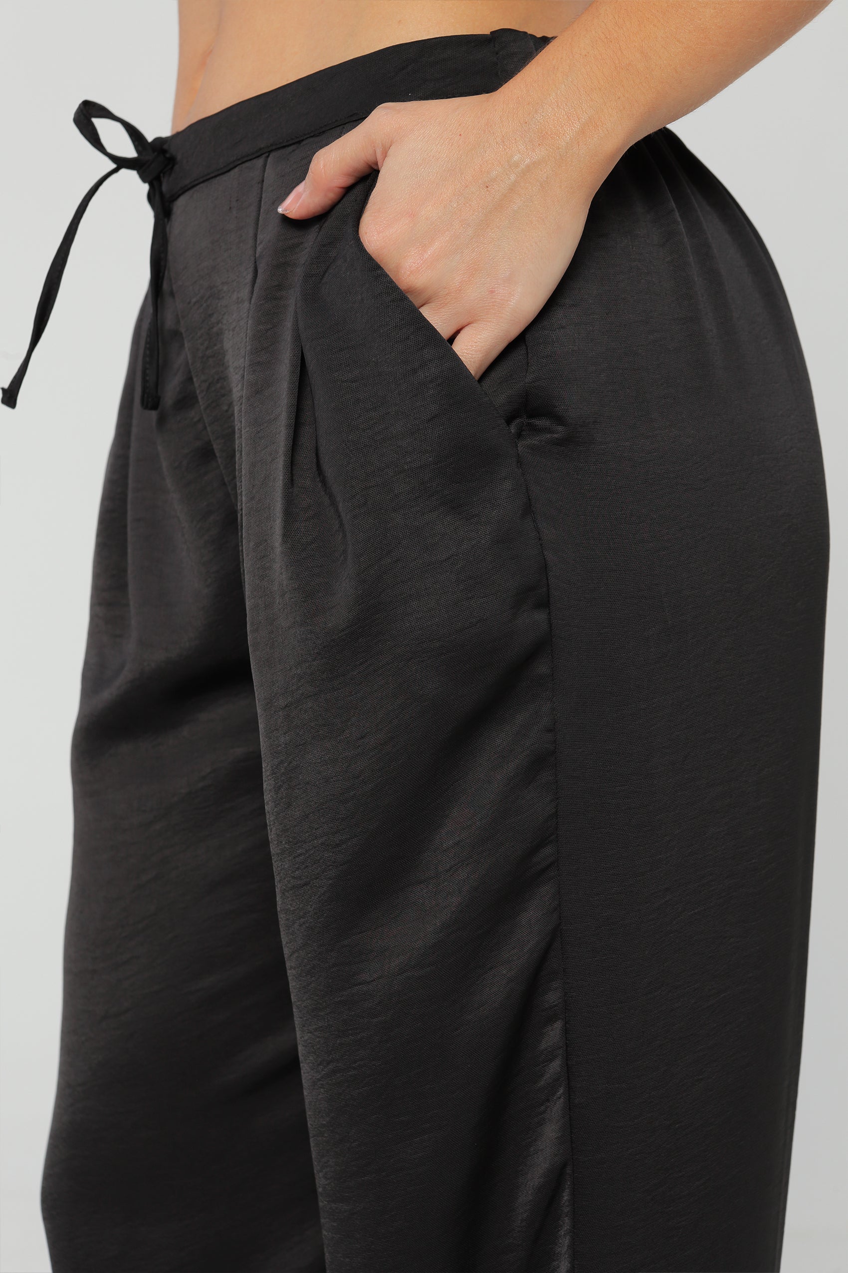 PANTALON SILUETA FLARED CON PRETINA RECOGIDA
