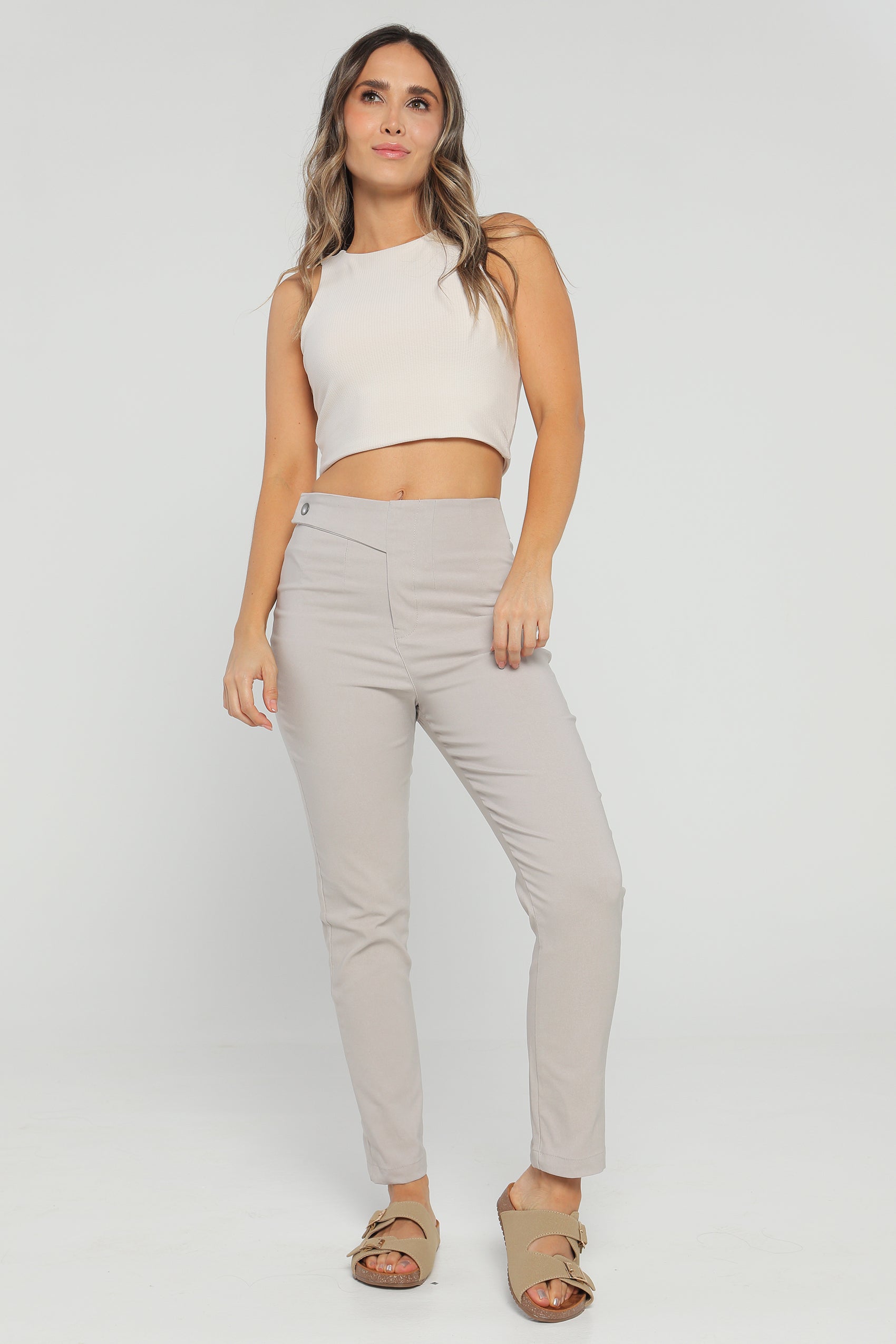 PANTALON SILUETA AJUSTADA CON PRENSES Y DETALLE