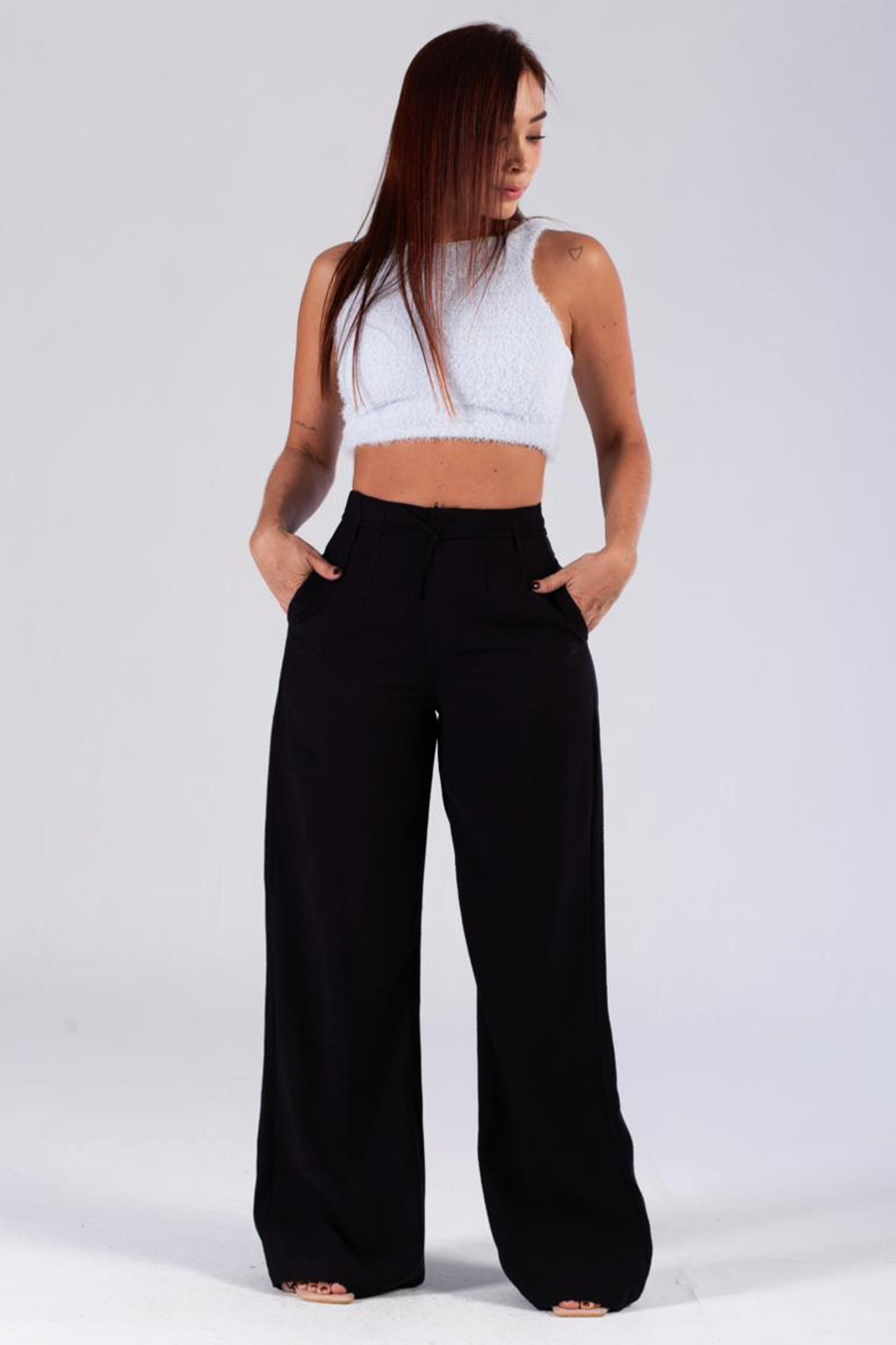 PANTALON SILUETA SEMIAJUSTADA CON PINZAS