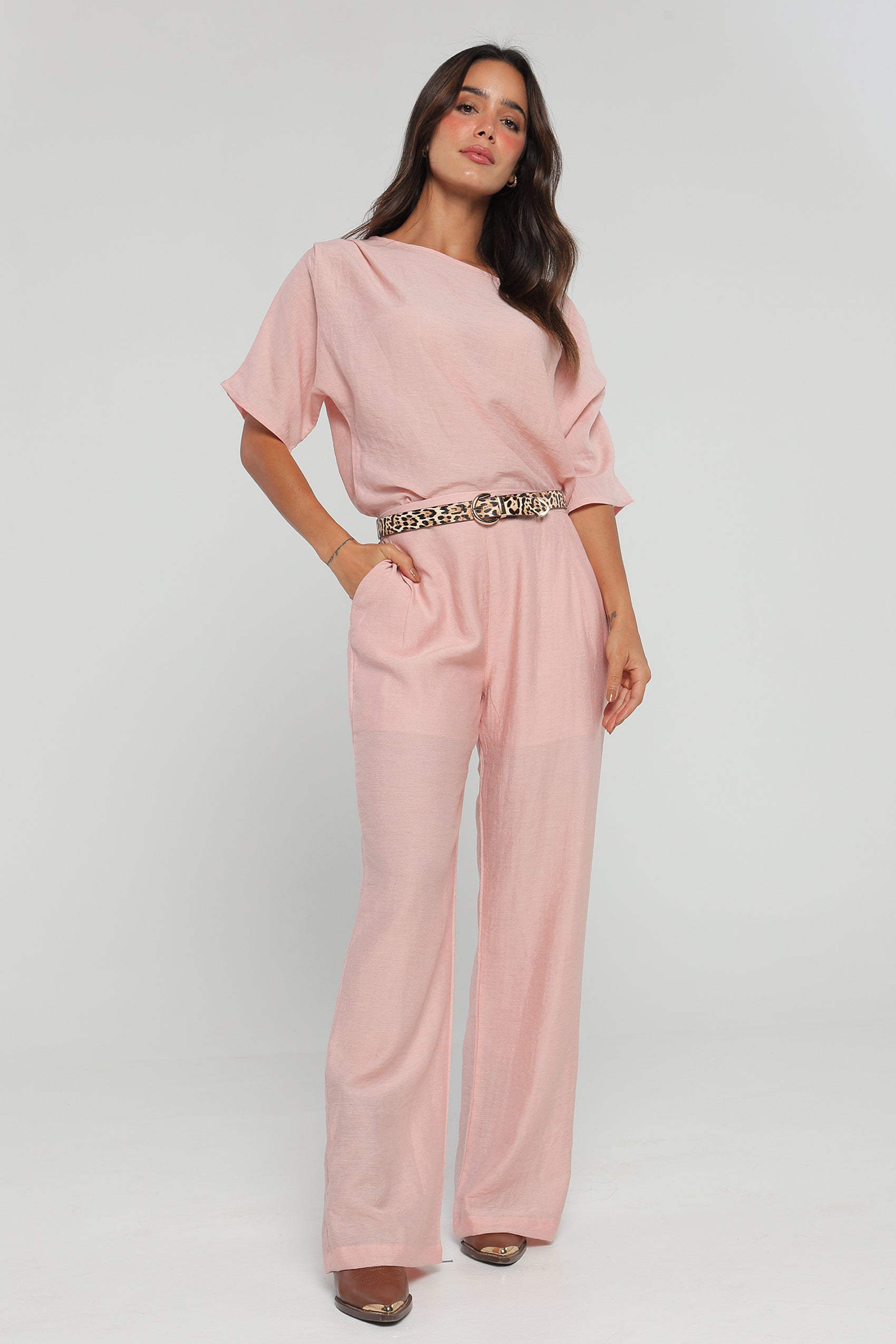 CONJUNTO SILUETA FLARED CON PRETINA DELGADA Y DETALLE EN CINTURA
