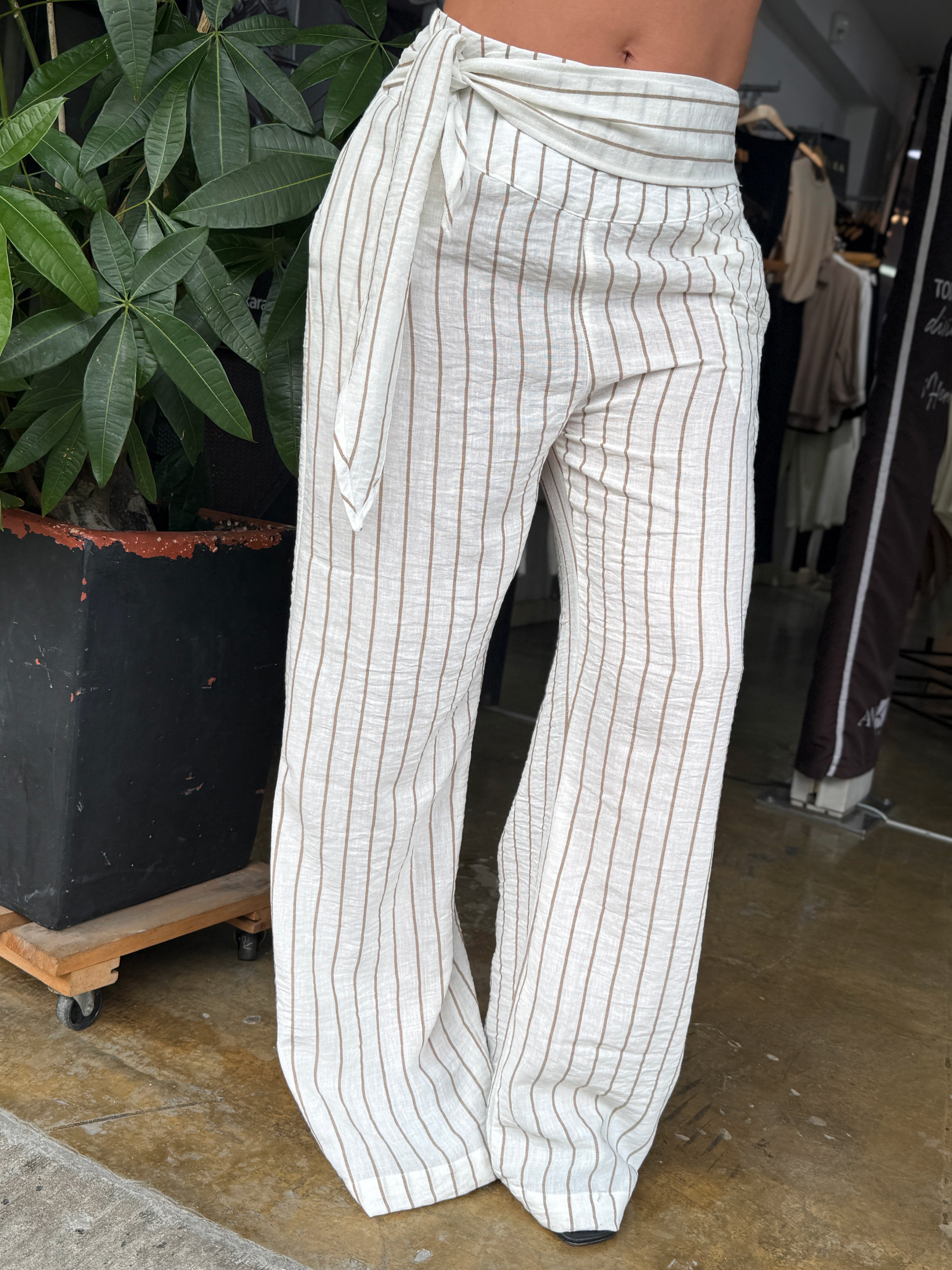 PANTALON CON CINTURON EN LA PRETINA