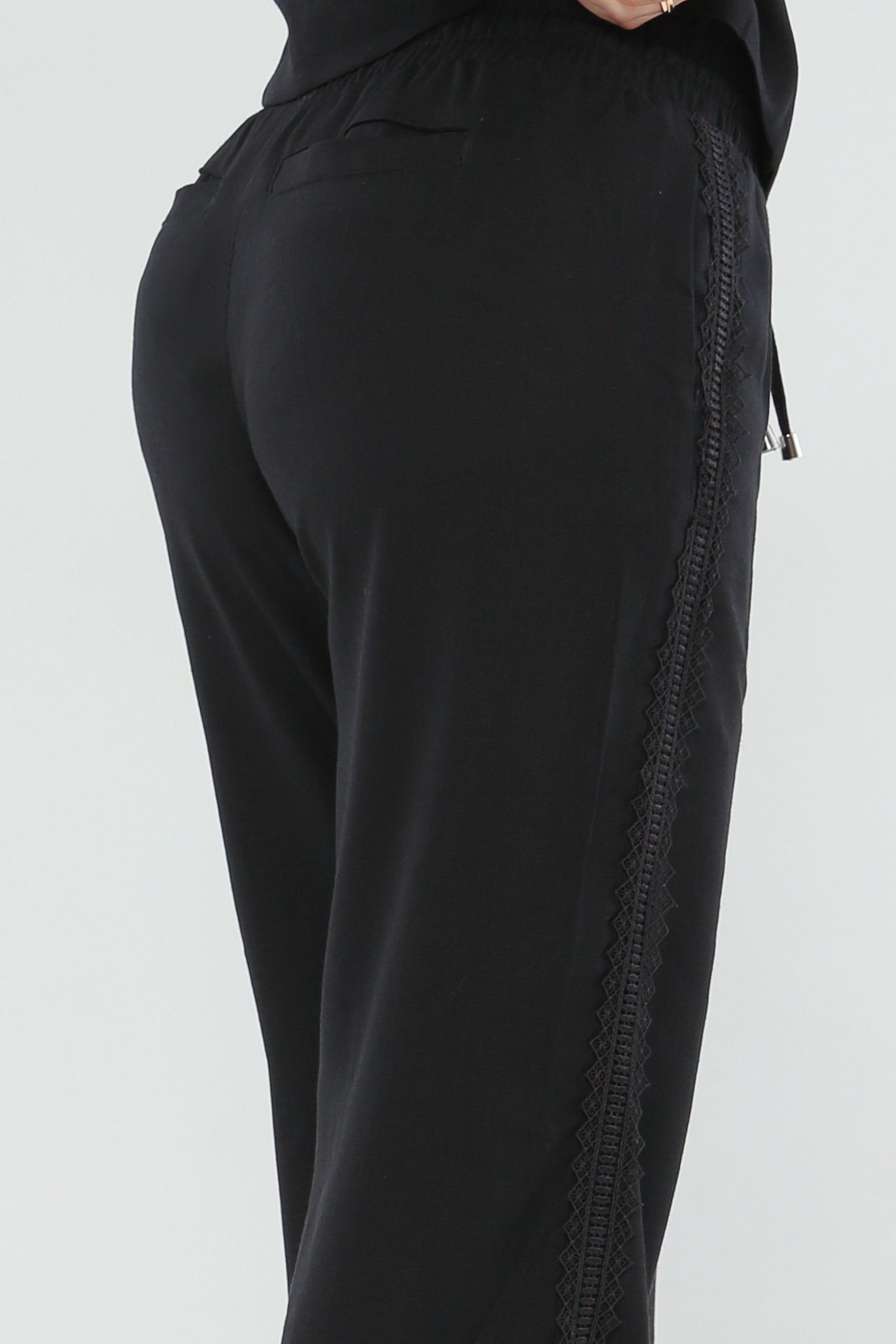 Pantalón silueta flared con cintura elástica, tela lin.